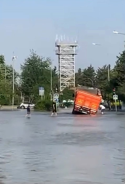 Adana’da su borusu patladı, yollar suyla doldu