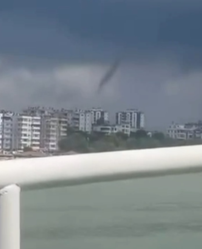 Adana’da fırtına sonrası hortum oluştu: Gençler uyarılara rağmen denize girdi