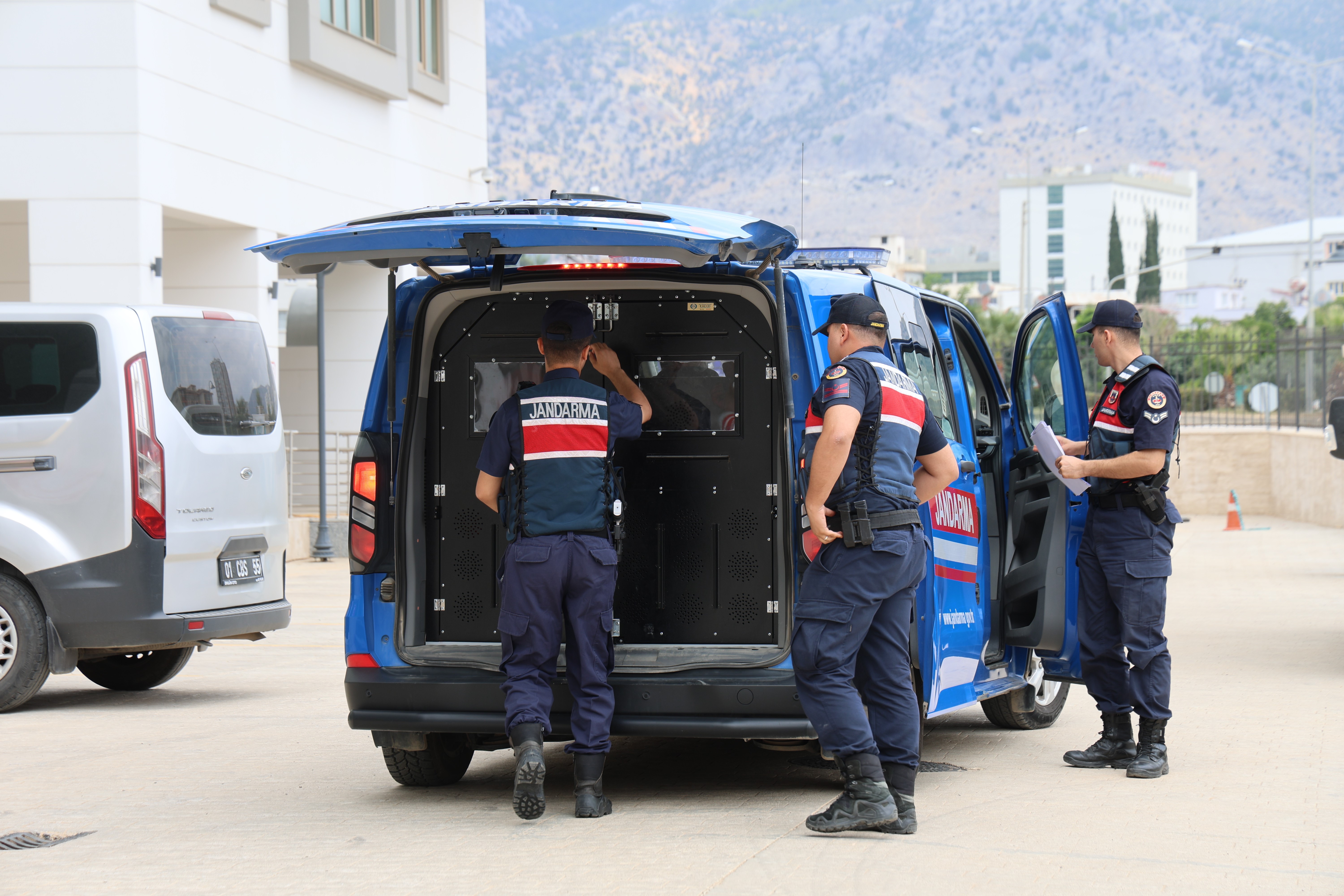 Kozan’da yağma suçundan aranan iki firari yakalandı