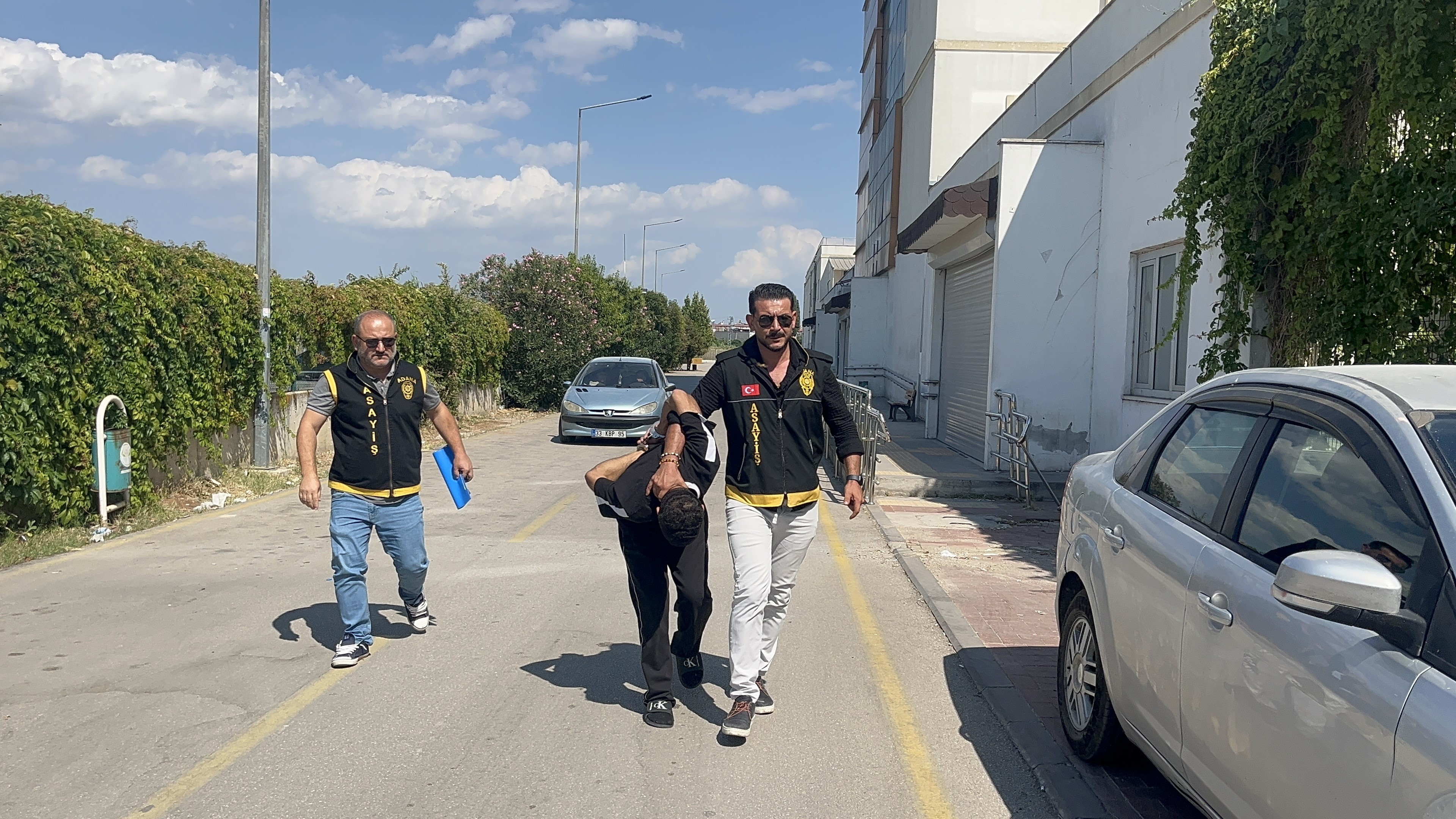 Adana’da 3 kişinin hayatını kaybettiği olayda cinayet zanlısı adliyeye sevk edildi