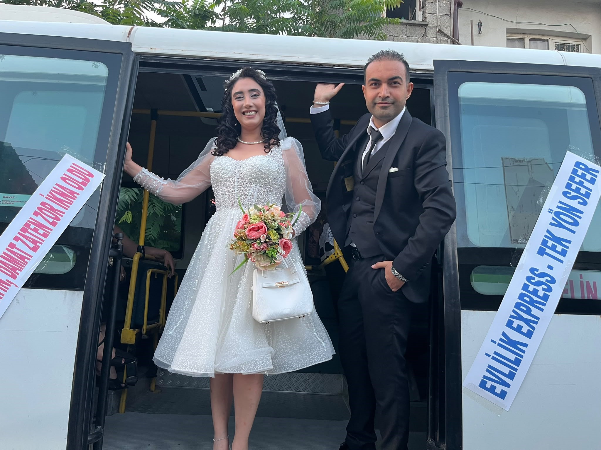 Adana'da öğretmen çift, dolmuşu gelin arabası yaptı