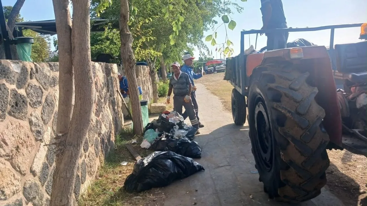 Yumurtalık’ta sahil ve parklarda temizlik çalışması
