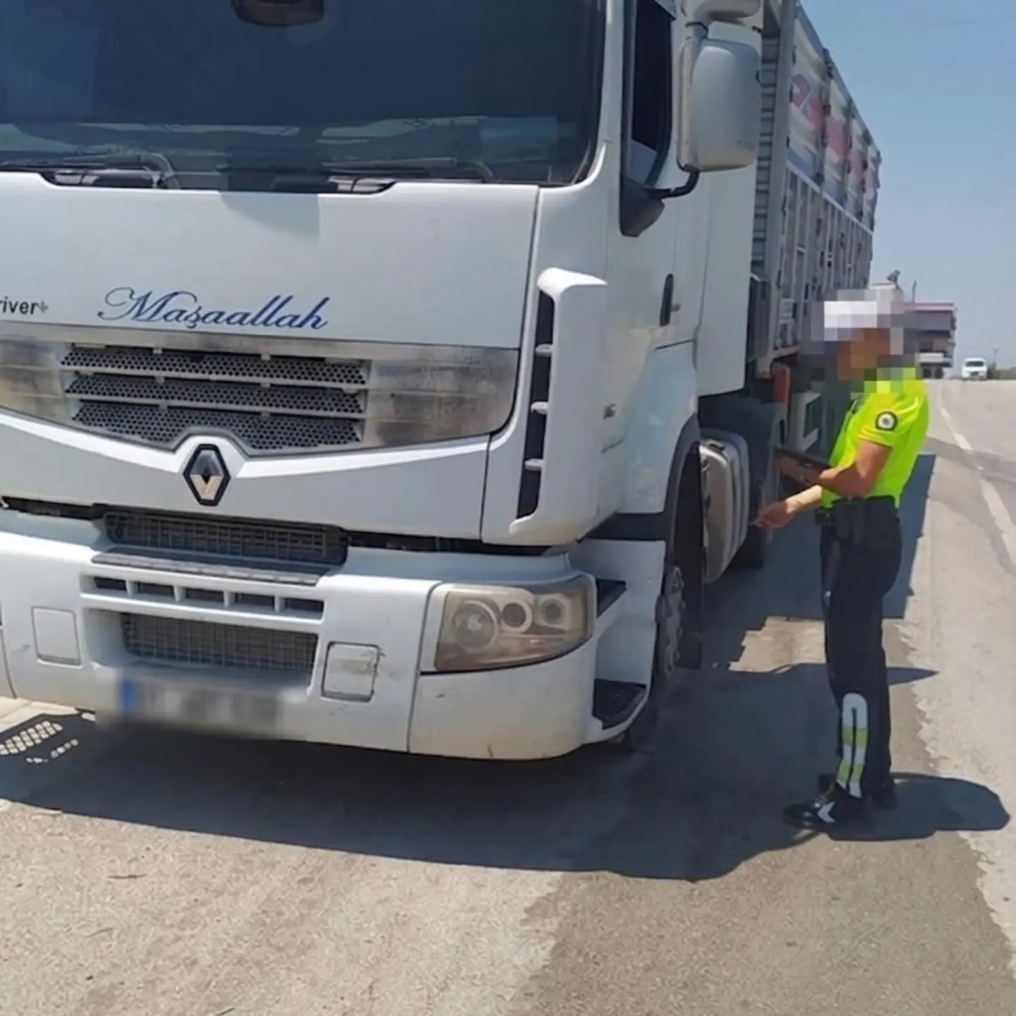 Kozan'da şüpheli araçtan kullanıma hazır patlayıcı çıktı