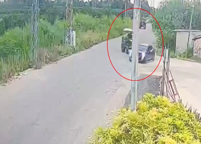 Kozan’da feci kaza: Araba traktöre çarpıp şarampole yuvarlandı
