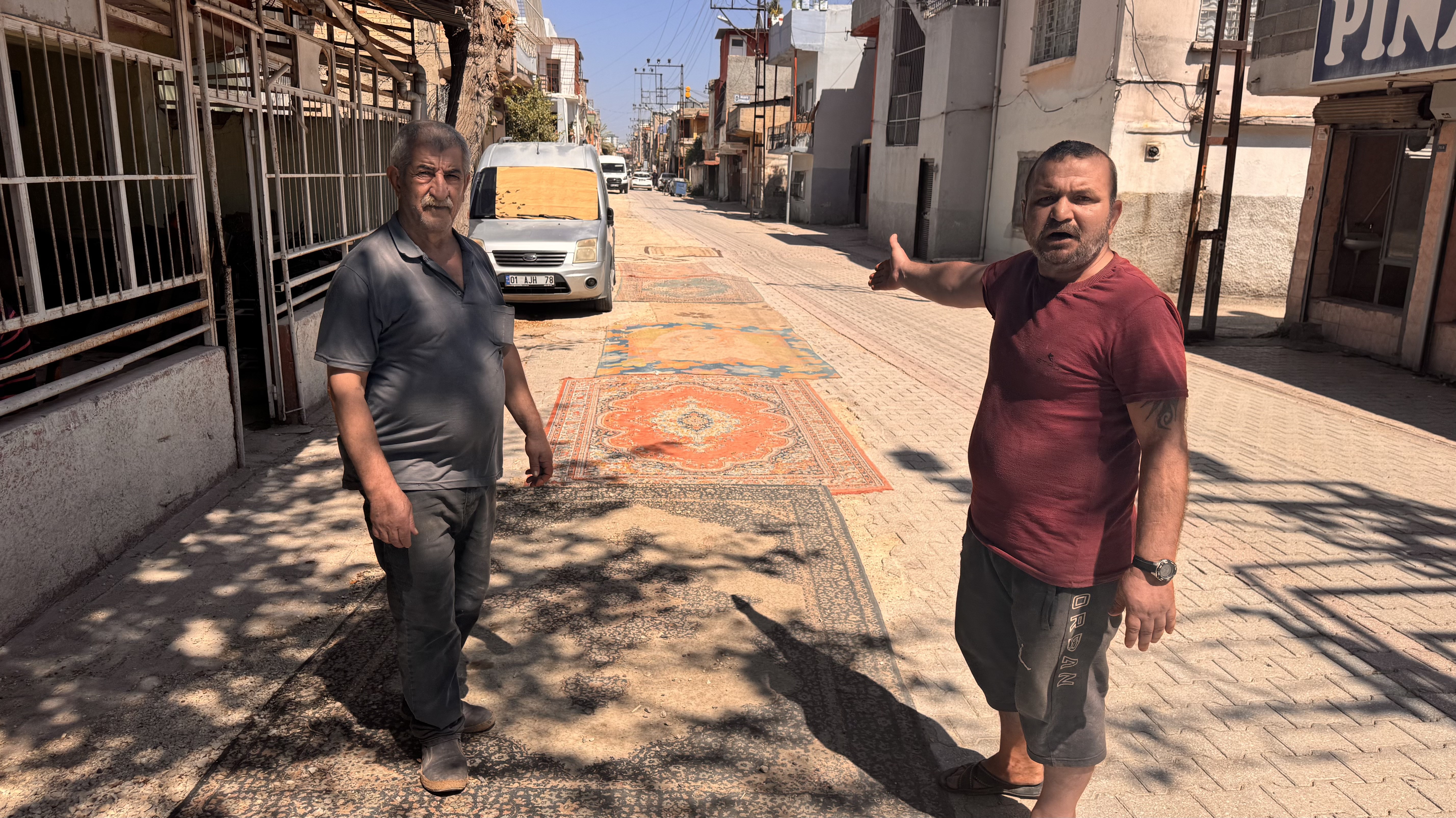 Seyhan’da mahallelinin yol tepkisi: “Tozu önlemek için halı sermek zorunda kaldık”