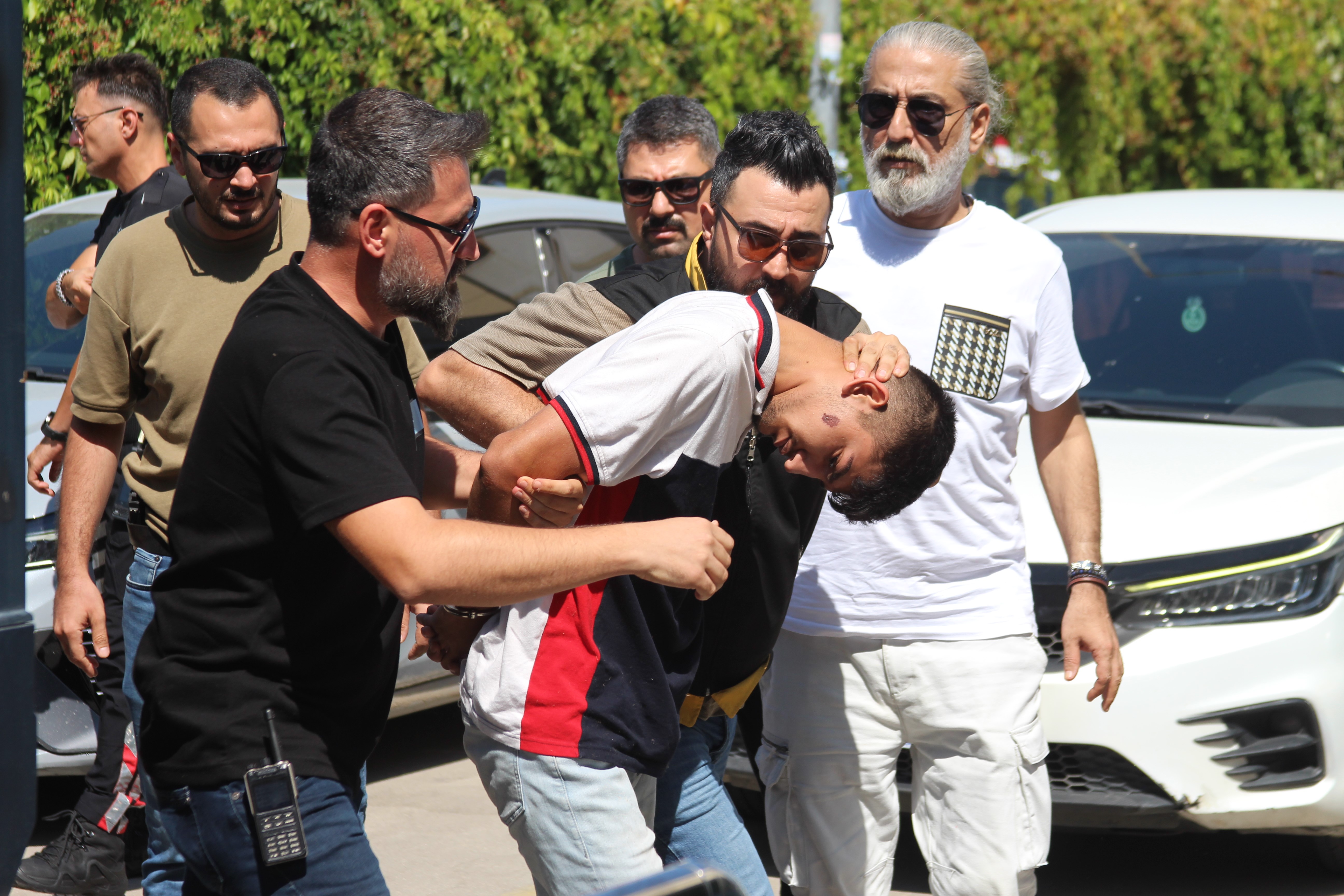 Yüreğir’de husumet kanlı bitti: Yoldan geçen kişi kurşunların hedefi oldu