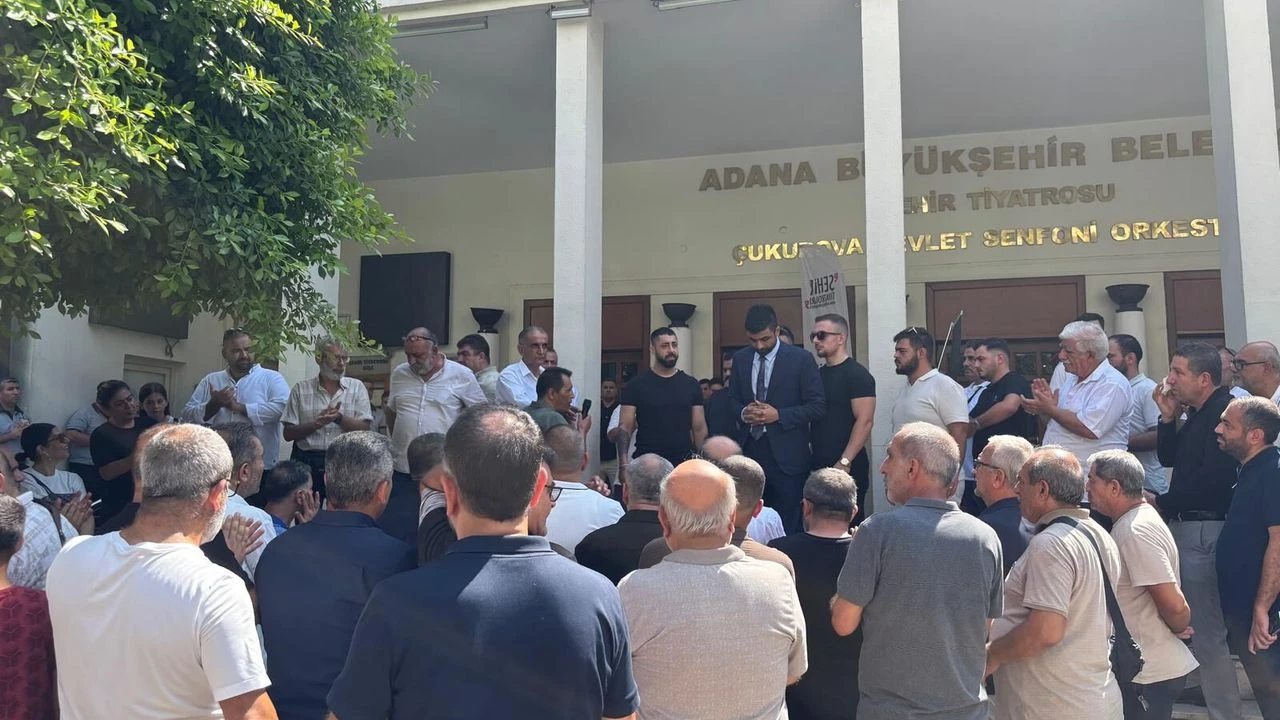 Servisçiler Odası yeni “S” plaka kararına karşı Büyükşehir önünde kontak kapattı