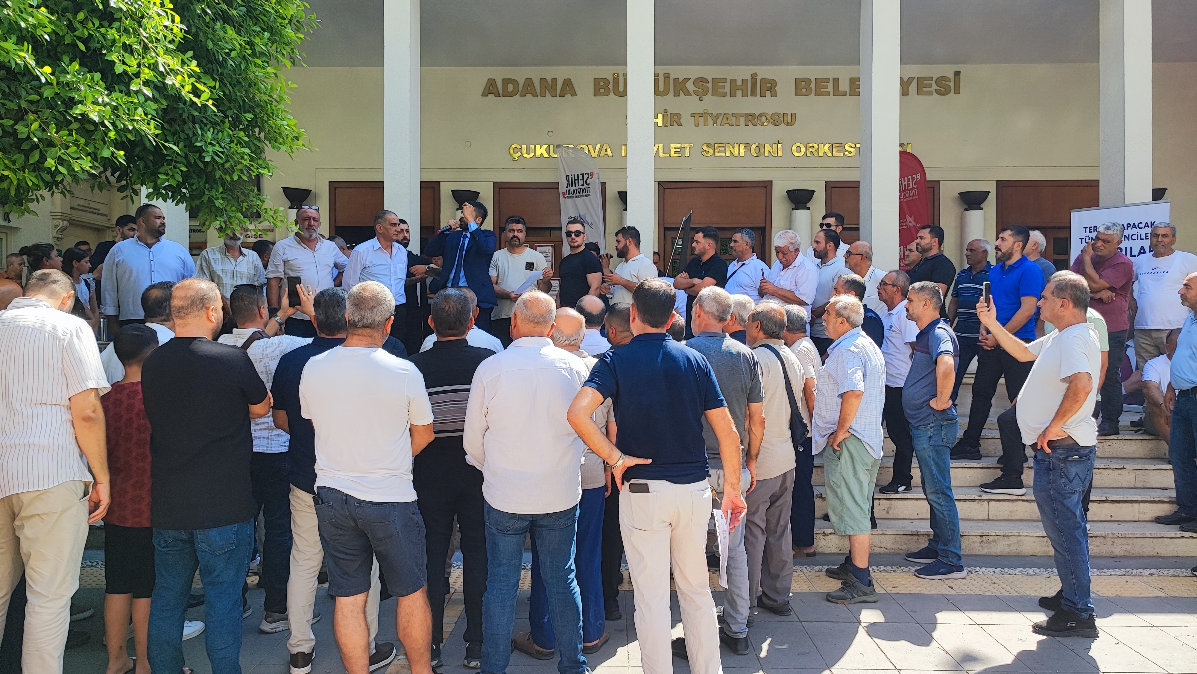 Servisçiler Odası yeni “S” plaka kararına karşı Büyükşehir önünde kontak kapattı