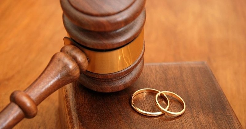 Yargıtay’dan 43 yıllık evlilikte boşanma kararı: Eşe hakaret ve eve misafir kabul etmeme ağır kusur sayıldı