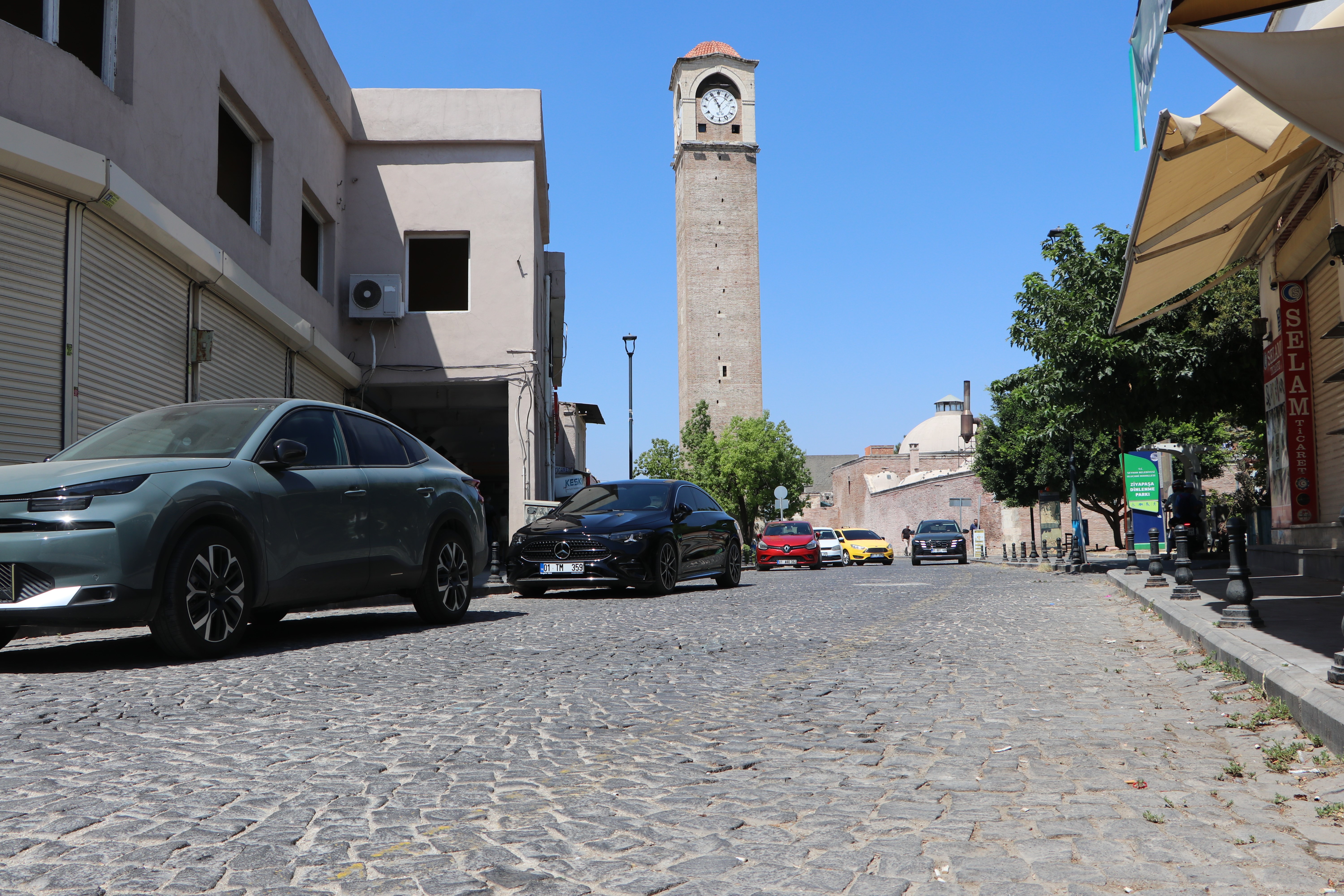 Adana’da sıcaklık 40 dereceyi buldu, cadde ve sokaklar boş kaldı
