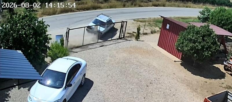 Kozan'da bahçe kapısına çarpan otomobil takla attı: Anne ve baba yaralandı, 3 çocuk kurtuldu