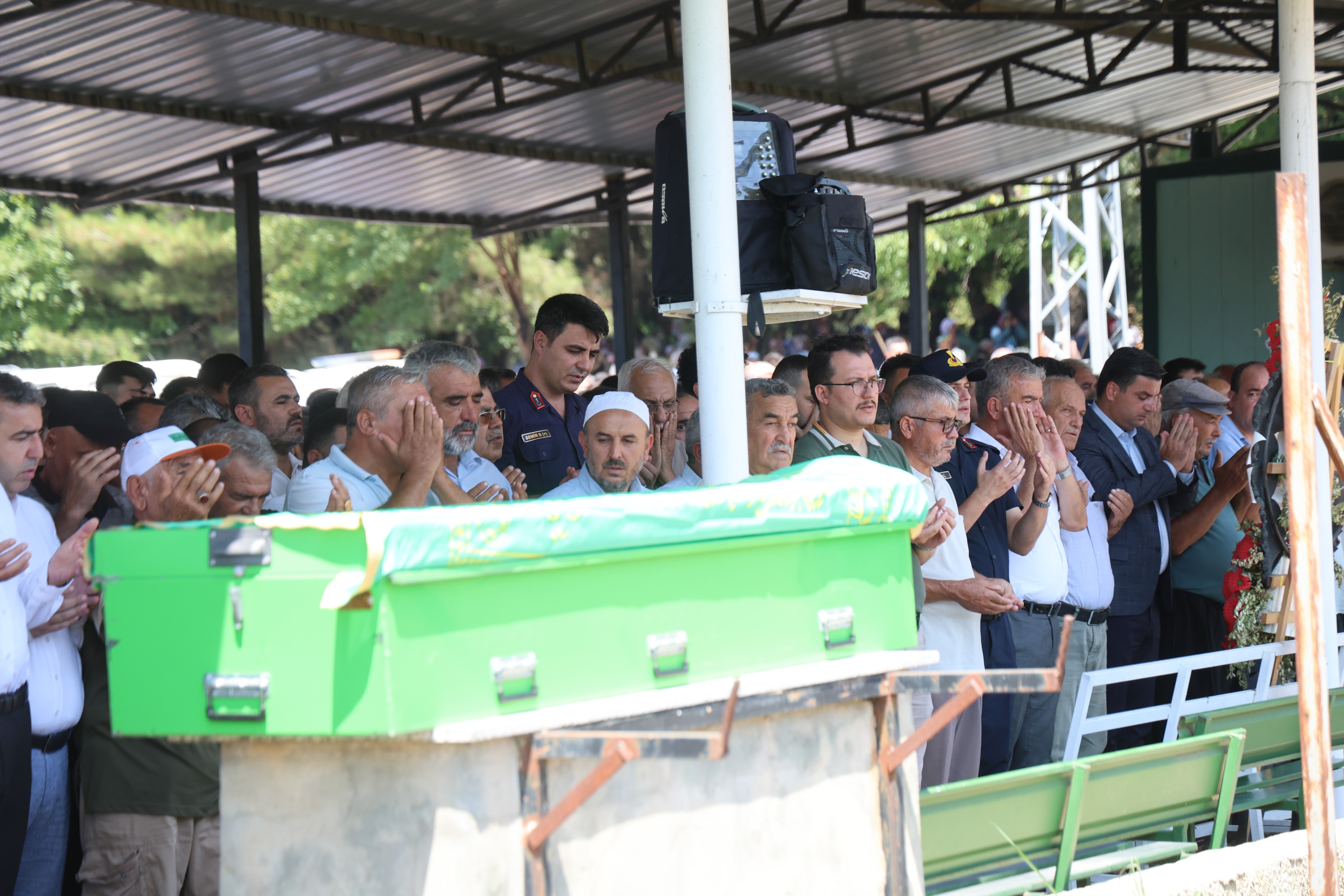 Kozan’da traktör kazasında hayatını kaybeden muhtar toprağa verildi