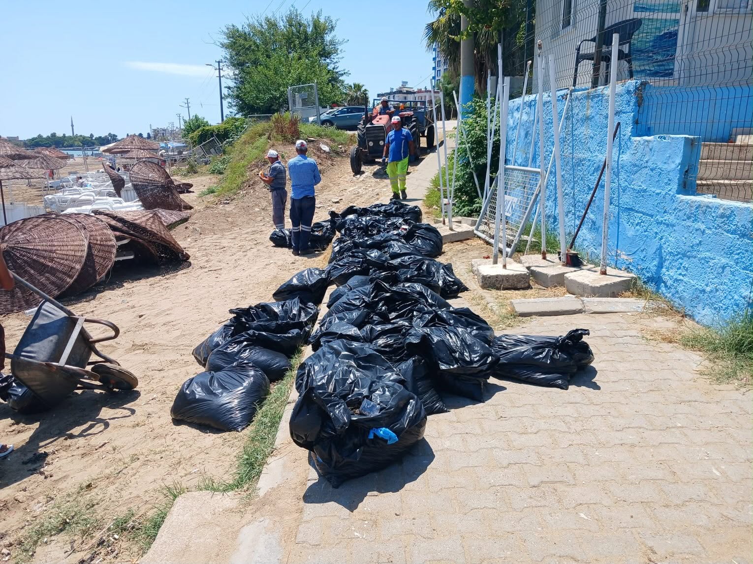 Yumurtalık’ta sahil şeridi temizlendi, gıda işletmeleri denetlendi
