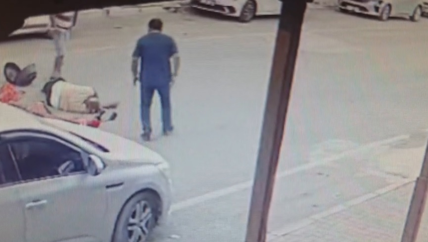 Kozan'da otomobil kapısına çarpan motosikletli ağır yaralandı