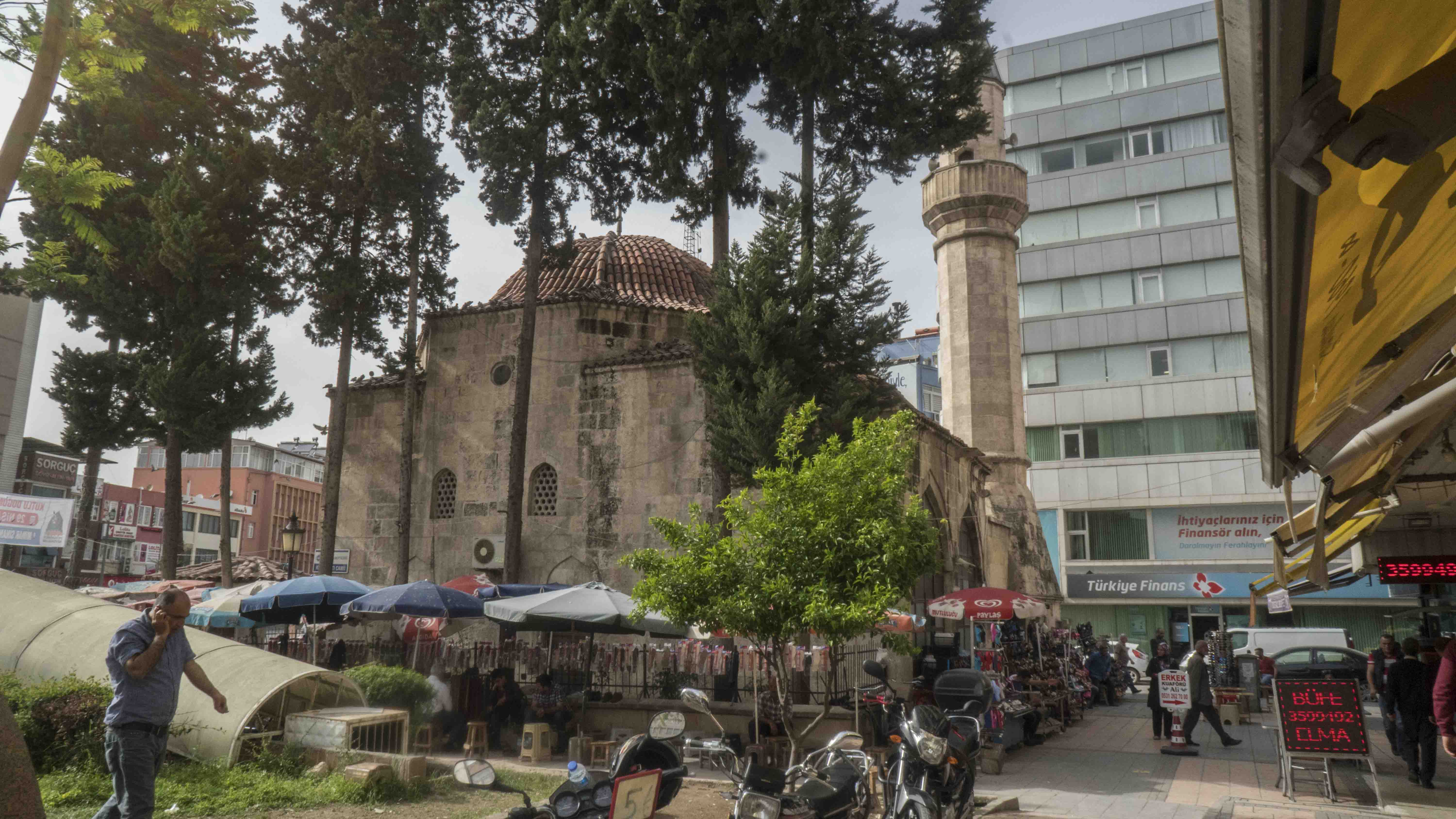 Adana’da 478 yıllık Kemeraltı Camii’nde sprey boya krizi: Vatandaşlar denetimlerin artırılmasını istedi
