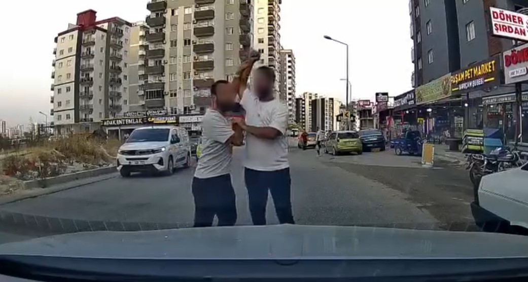 Yol verme tartışması büyüdü; Bagajdan testereyi çıkarıp sürücünün üzerine yürüdü