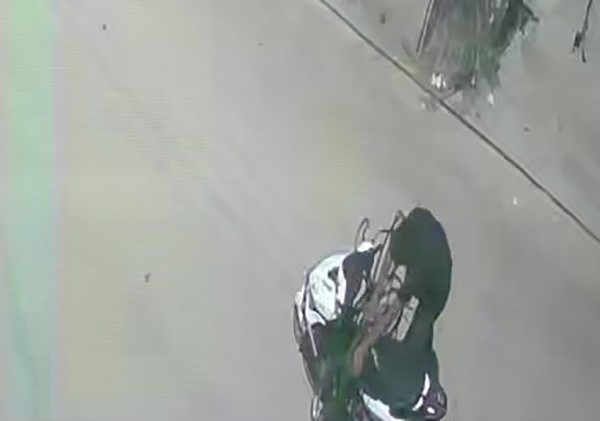Adana’da internet kablosu hırsızlığı kamerada: Mahallenin bir bölümünde internet erişimi kesildi