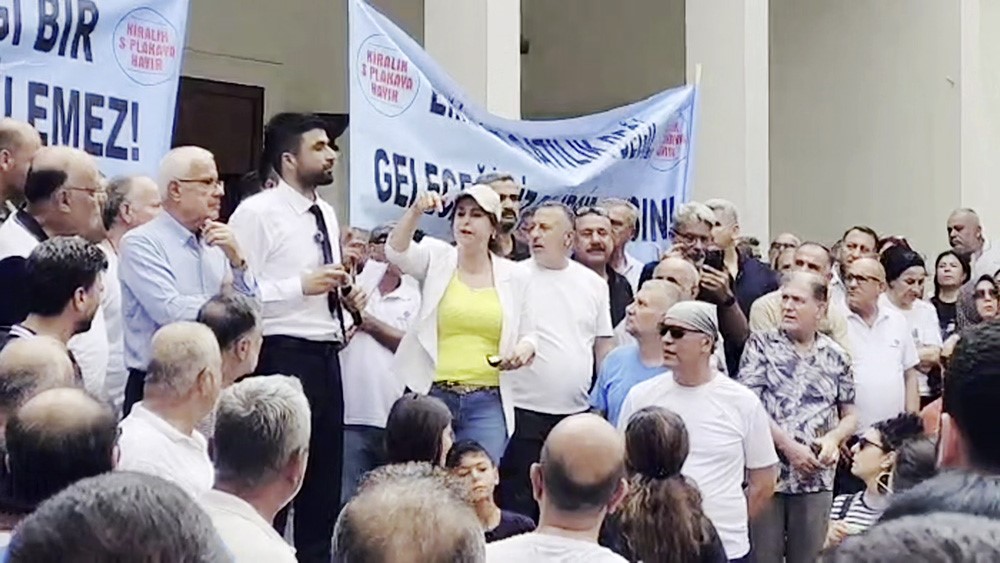 Belediye binasına girmek isteyen servisçilere biber gazlı müdahale