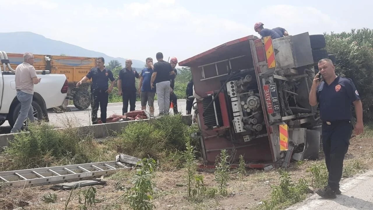 Ceyhan’da yangına giden itfaiye aracı devrildi: 3 kişi yaralandı