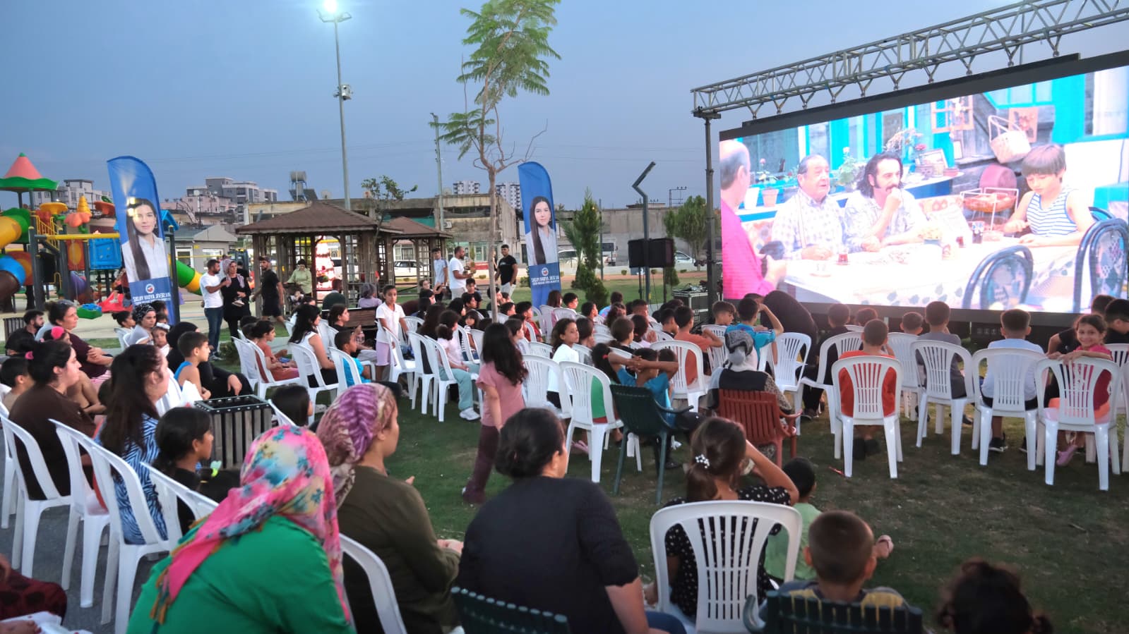 Ceyhan’da açık hava sineması keyfi iki farklı parkta devam ediyor