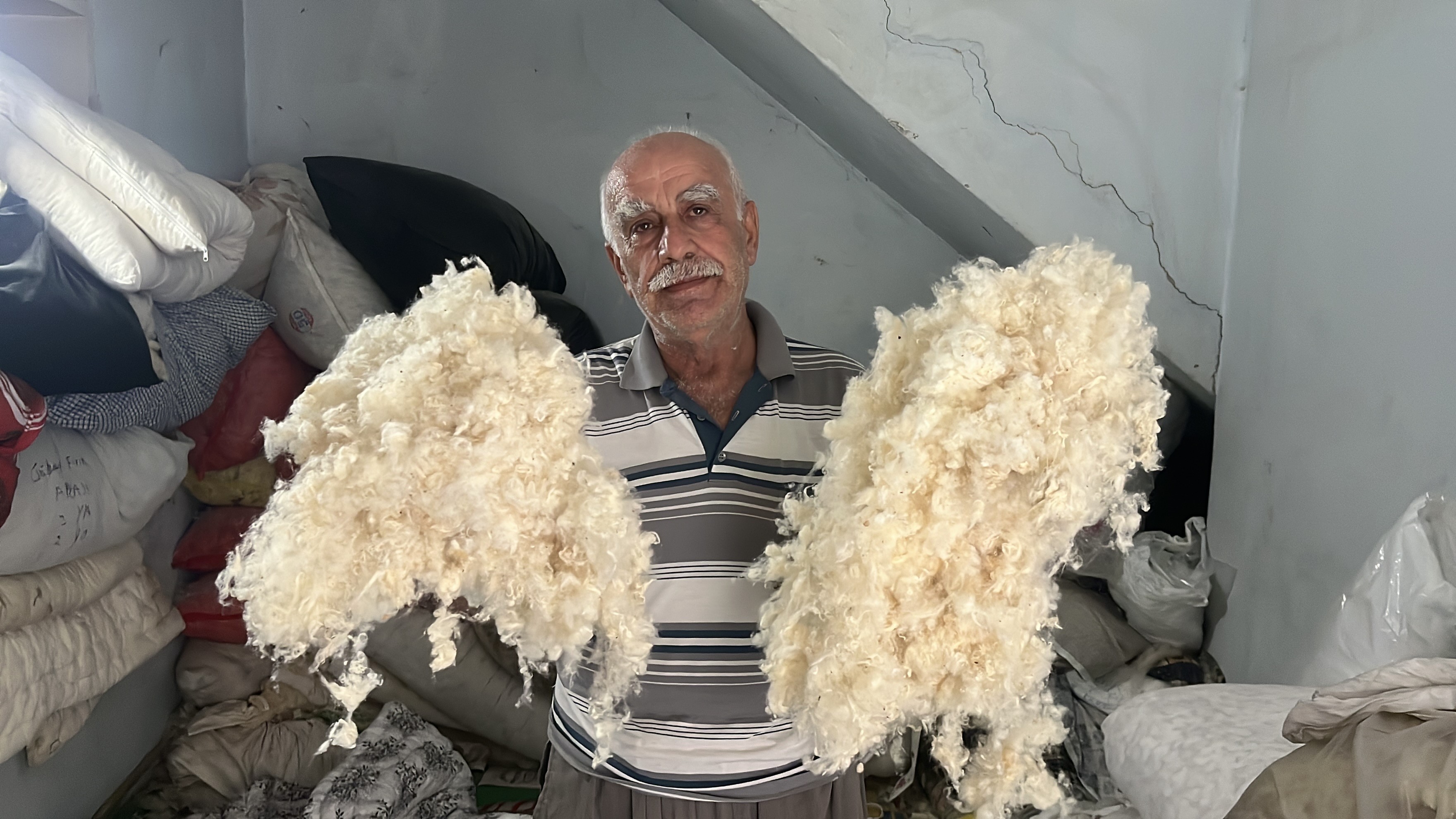 Adana’da 52 yıllık yorgancı mesleğinin geleceğinden endişeli: “Bu mesleği çocuğuma bile öğretemedim”