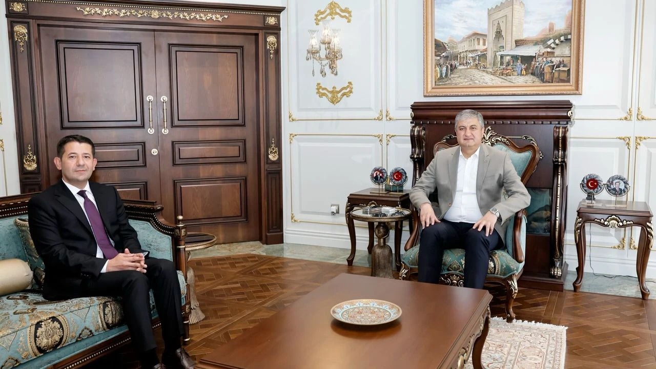 Feke Belediye Başkanı Cömert Özen, Adana Valisi Mustafa Yavuz’u makamında ziyaret etti