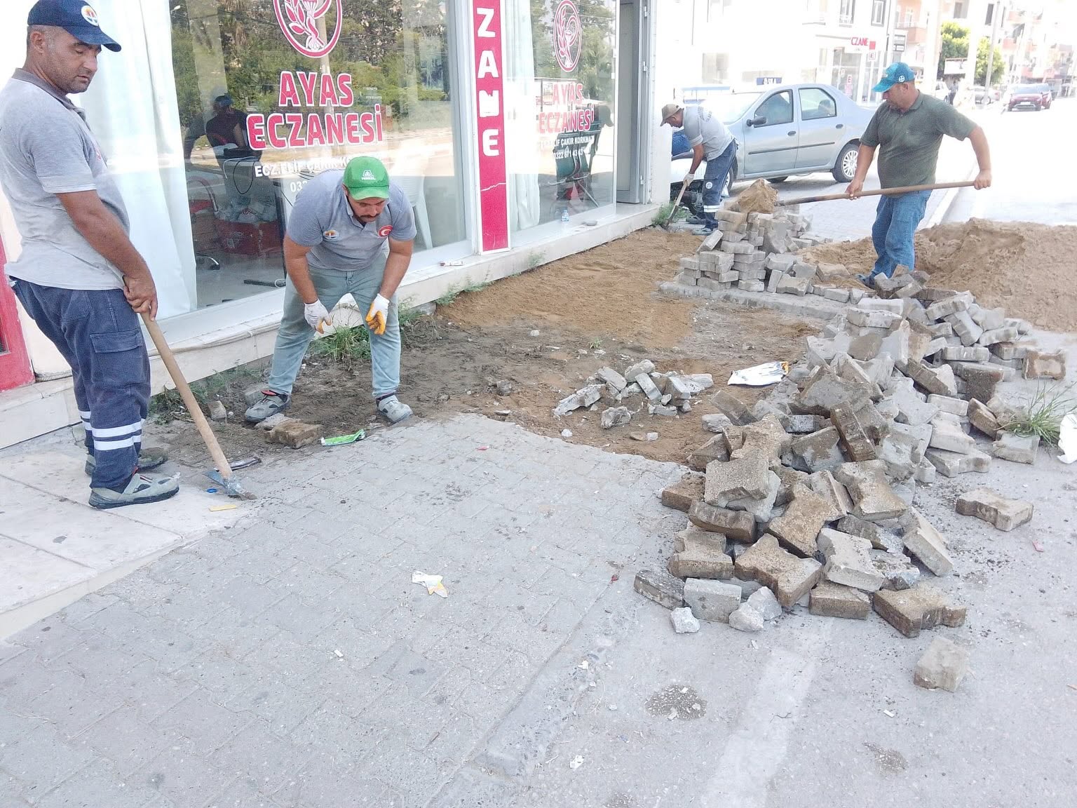 Yumurtalık’ta ulaşım çalışmaları hızlandı: Yol ve kaldırımlar yenileniyor