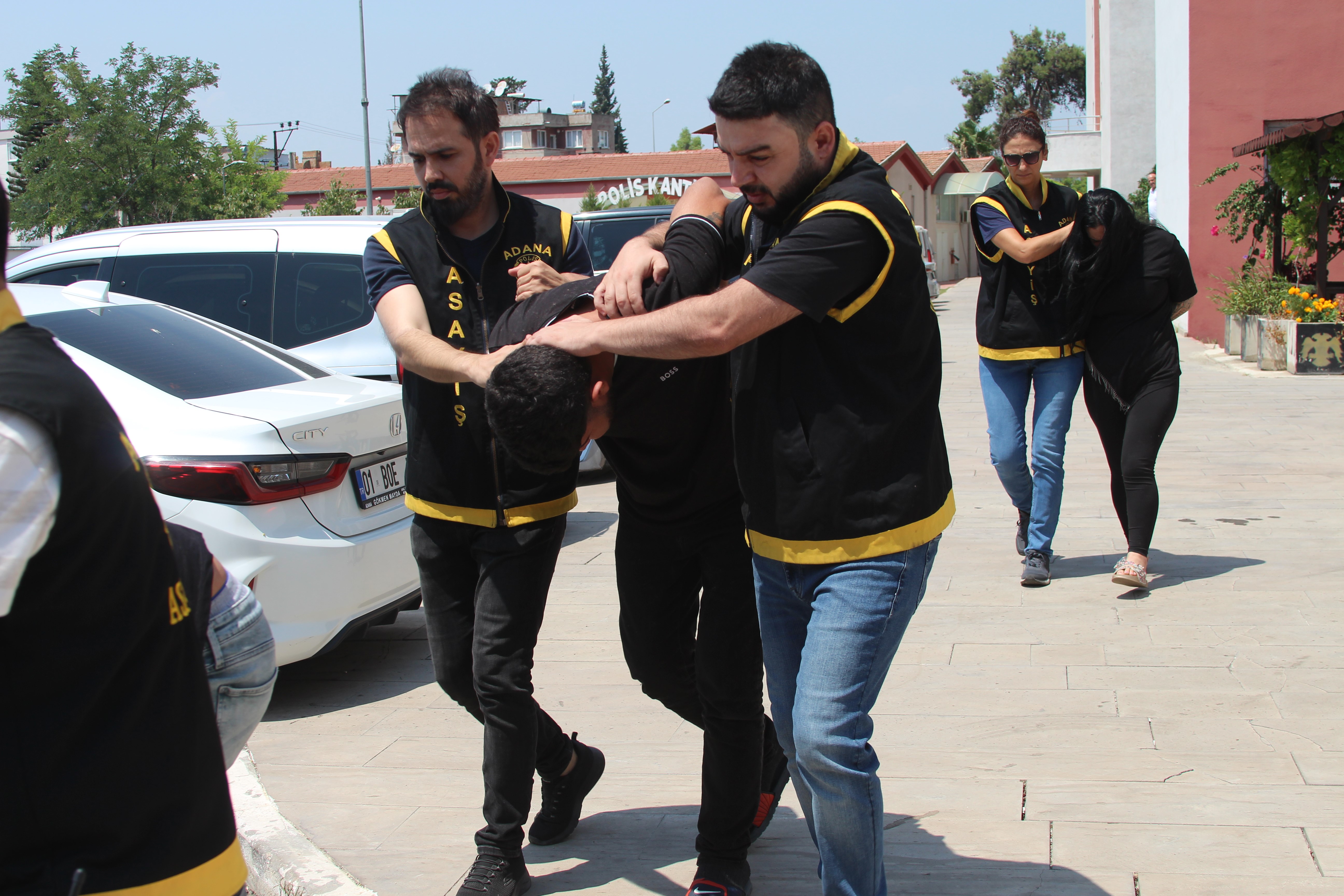 Mezarlıkta kapkaç yapan 4 şüpheli tutuklandı