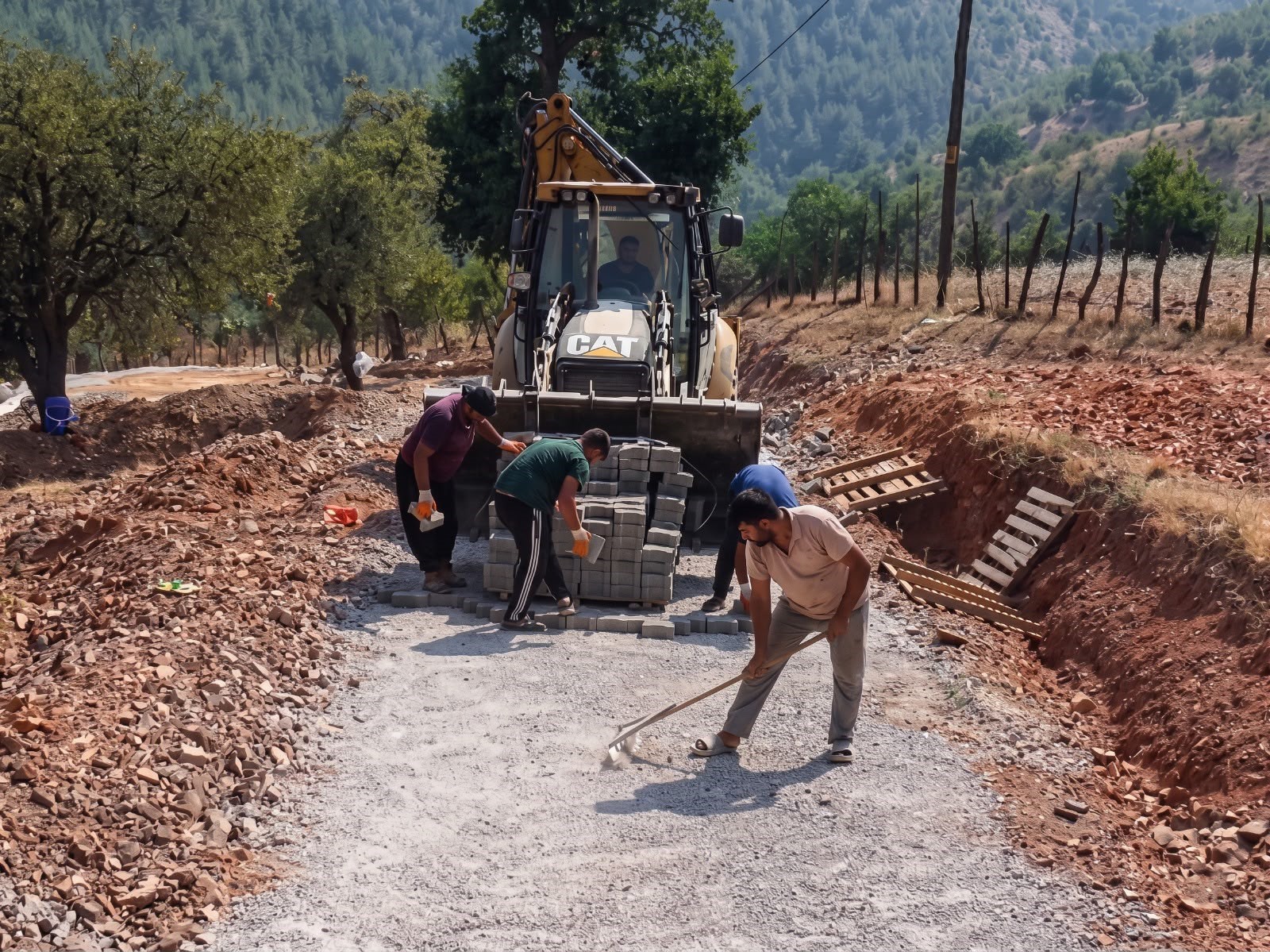 Kozan’da 11 mahallede yol seferberliği: Çalışmalar eş zamanlı sürüyor