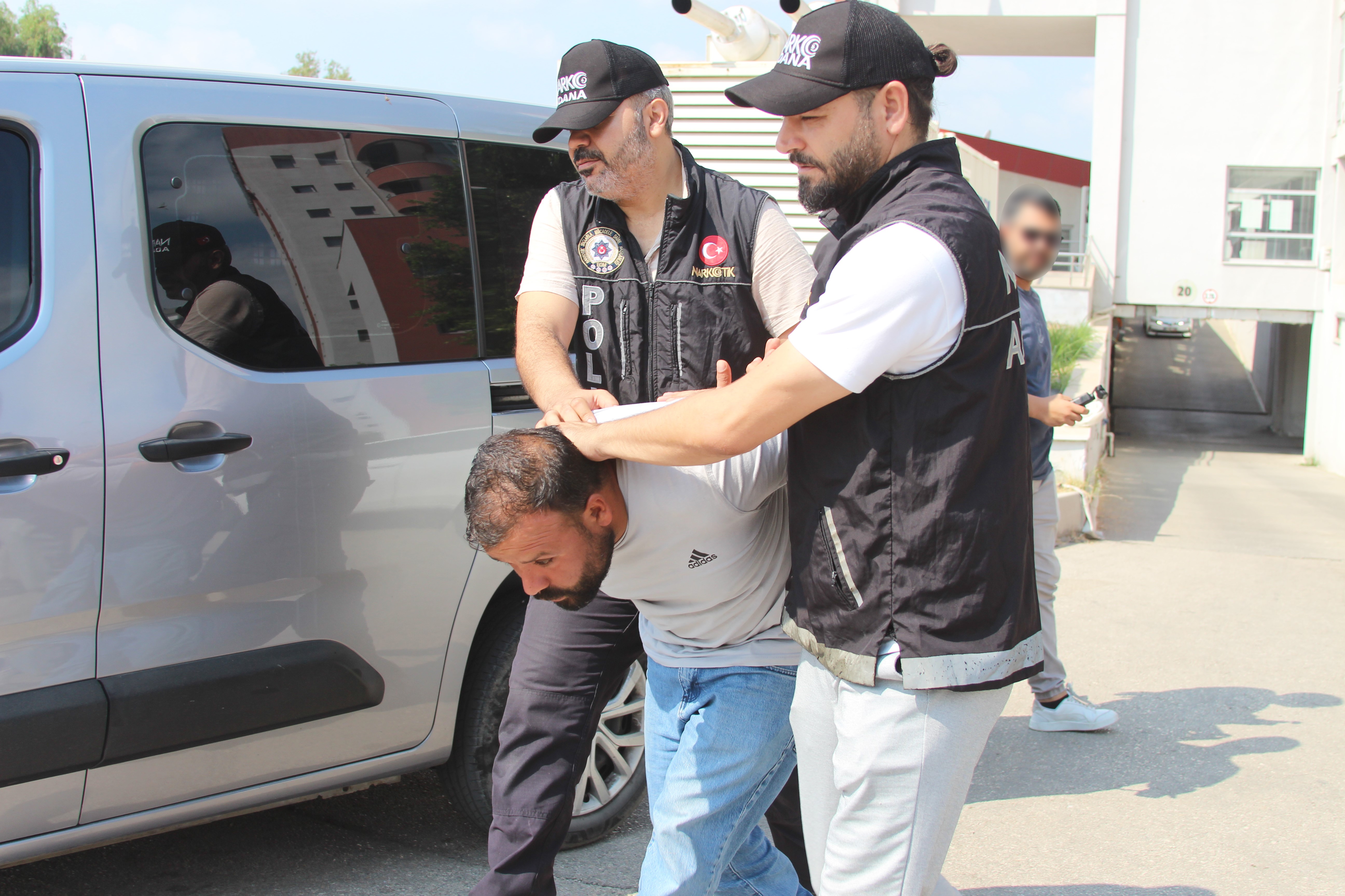Adana’da 20 milyon liralık uyuşturucu operasyonu: 283 bin hap ele geçirildi