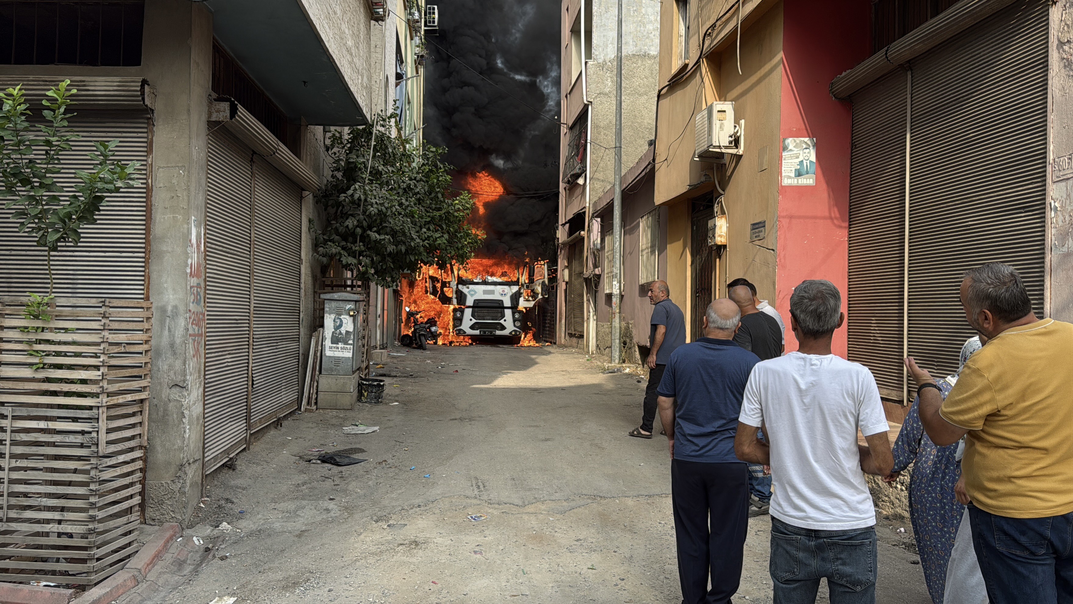 Tellidere'de kanalizasyon çalışması sırasında vidanjörde yangın çıktı