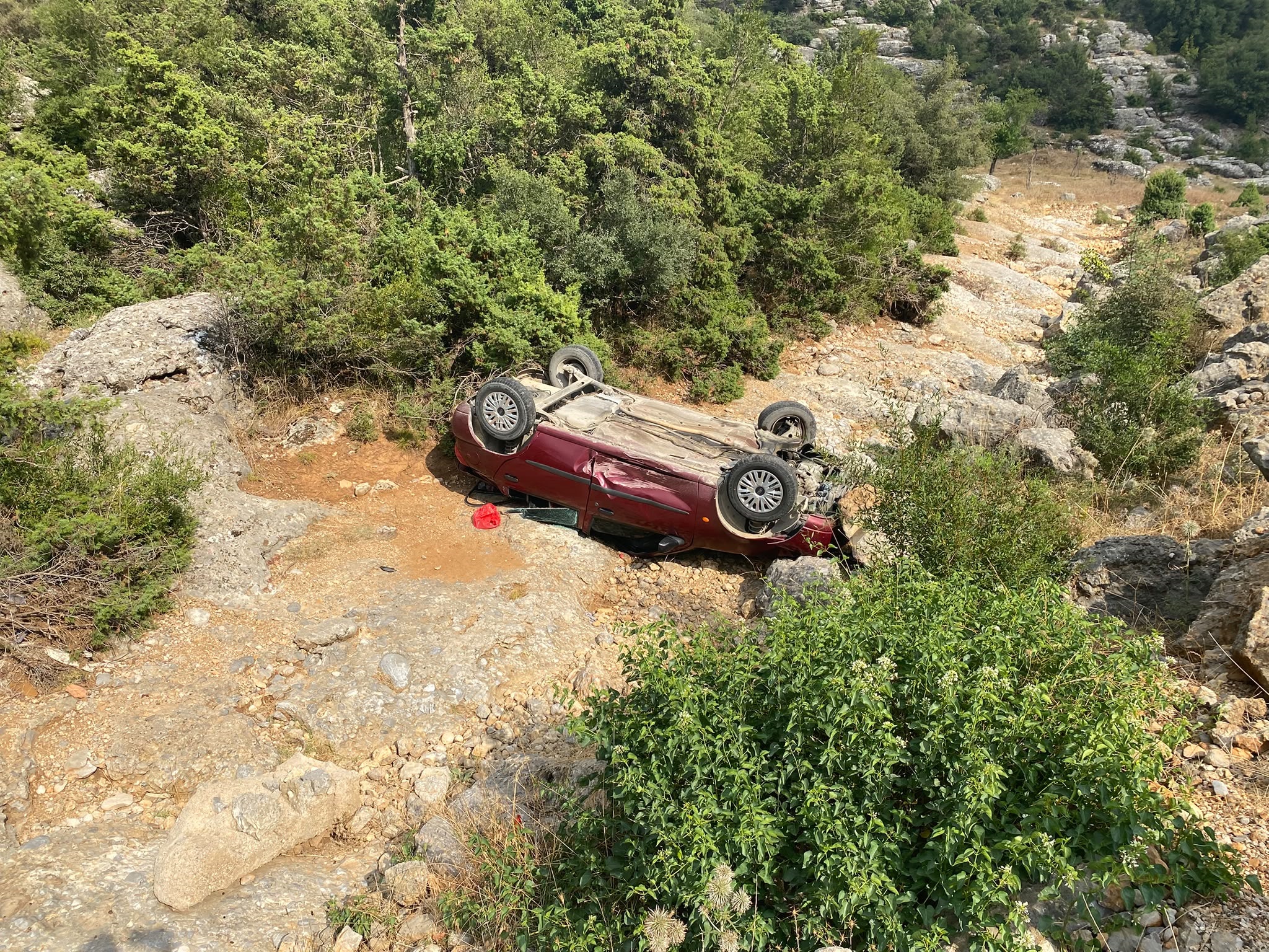 Feke’de otomobil şarampole devrildi: 2 kişi yaralandı