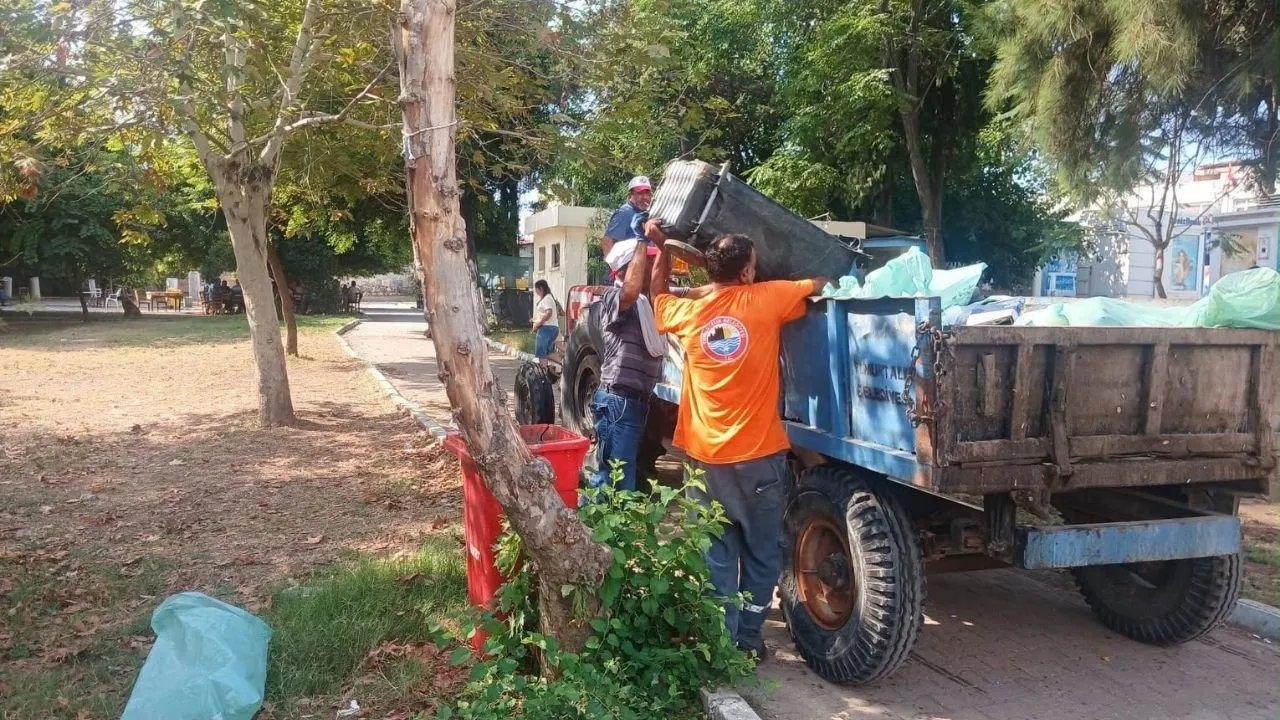 Yumurtalık’ta sahil ve Merkez Park’ta temizlik çalışması