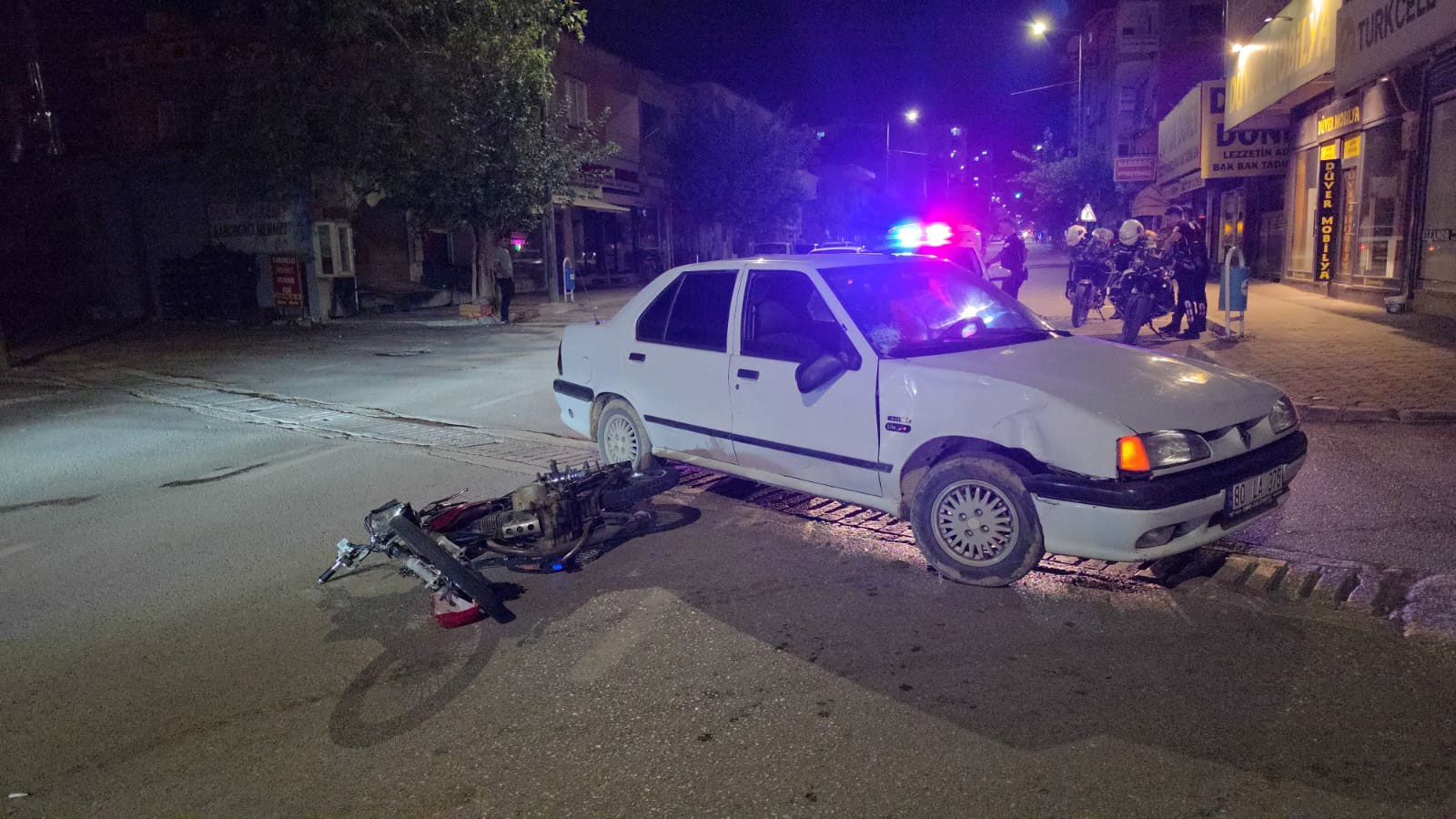 Kozan’da dönüş yapan otomobil motosikletle çarpıştı: 1 kişi yaralandı