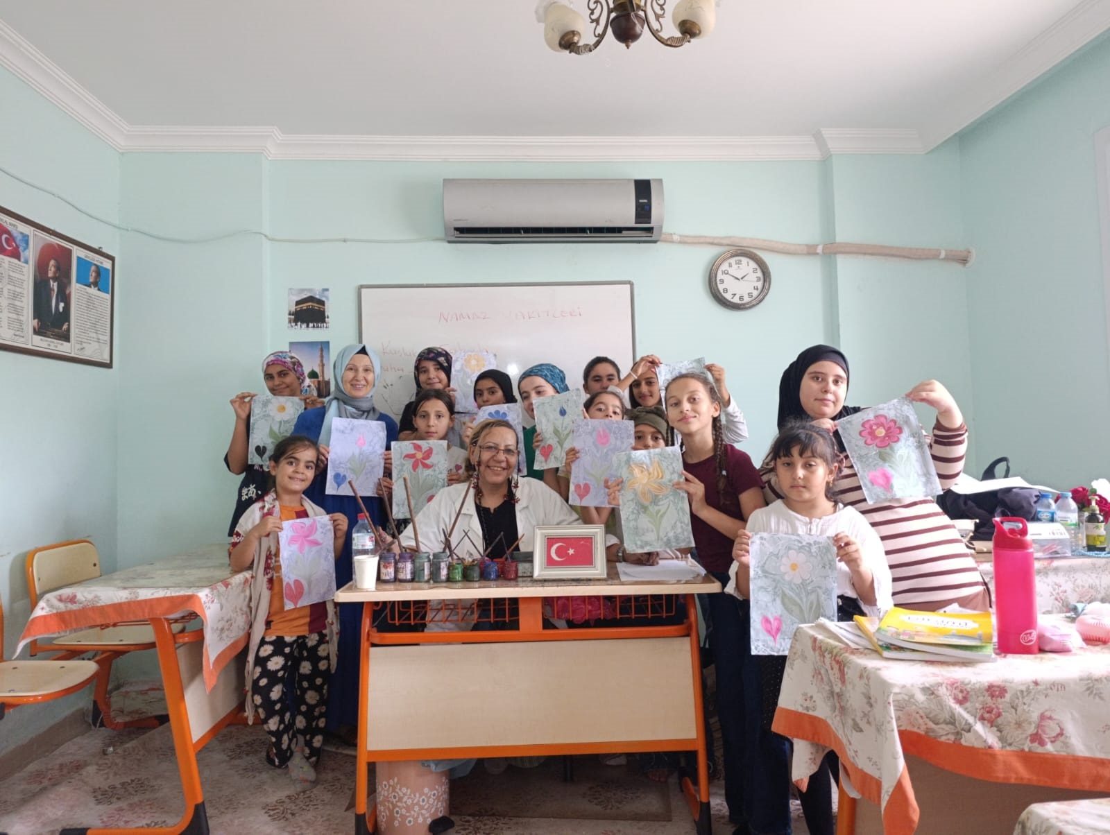 Adanalı ebru sanatçısı Ayşegül Kavas öğrencilerle buluştu
