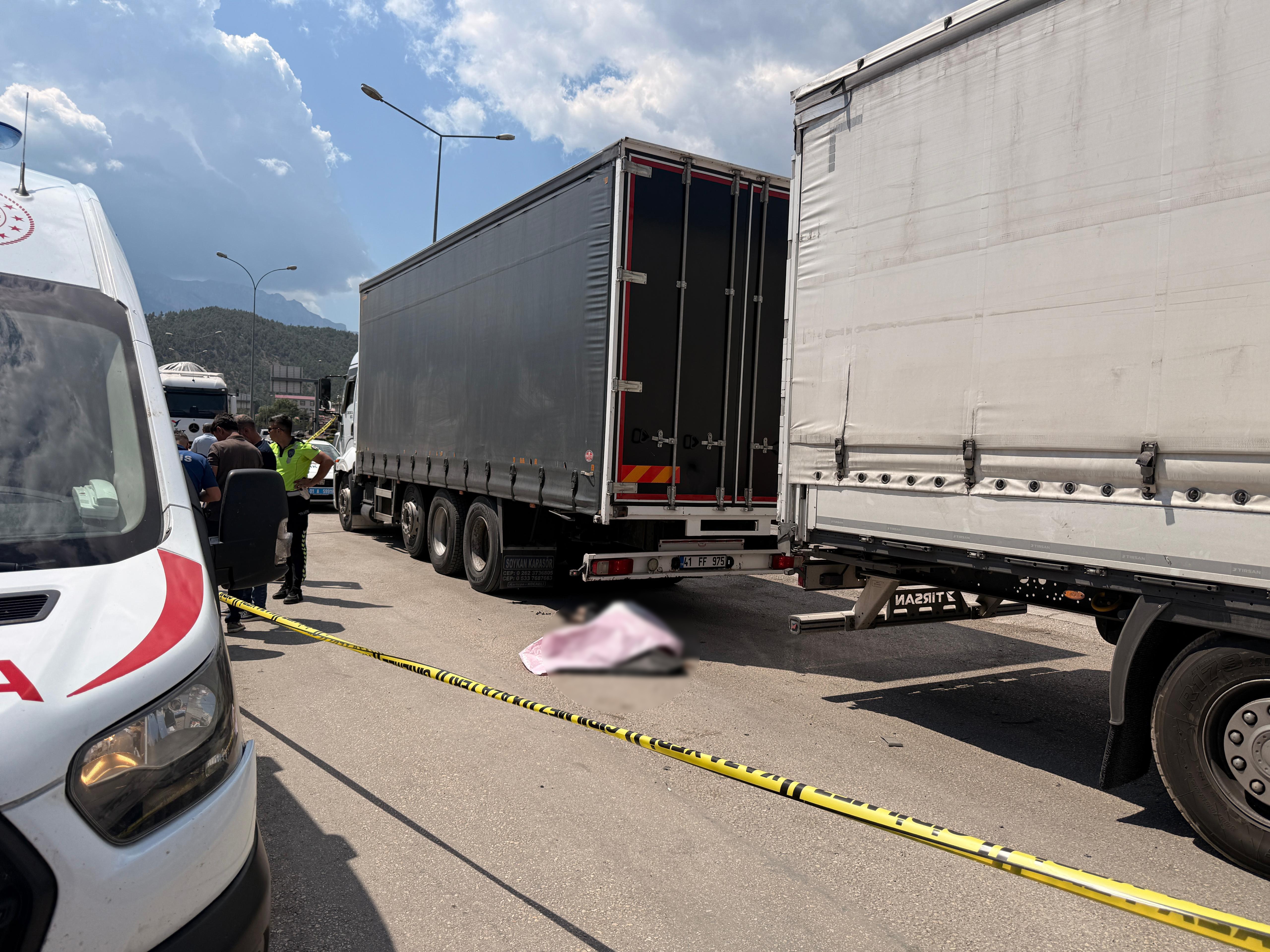 Pozantı’da feci kaza: İki tır arasında sıkışarak hayatını kaybetti