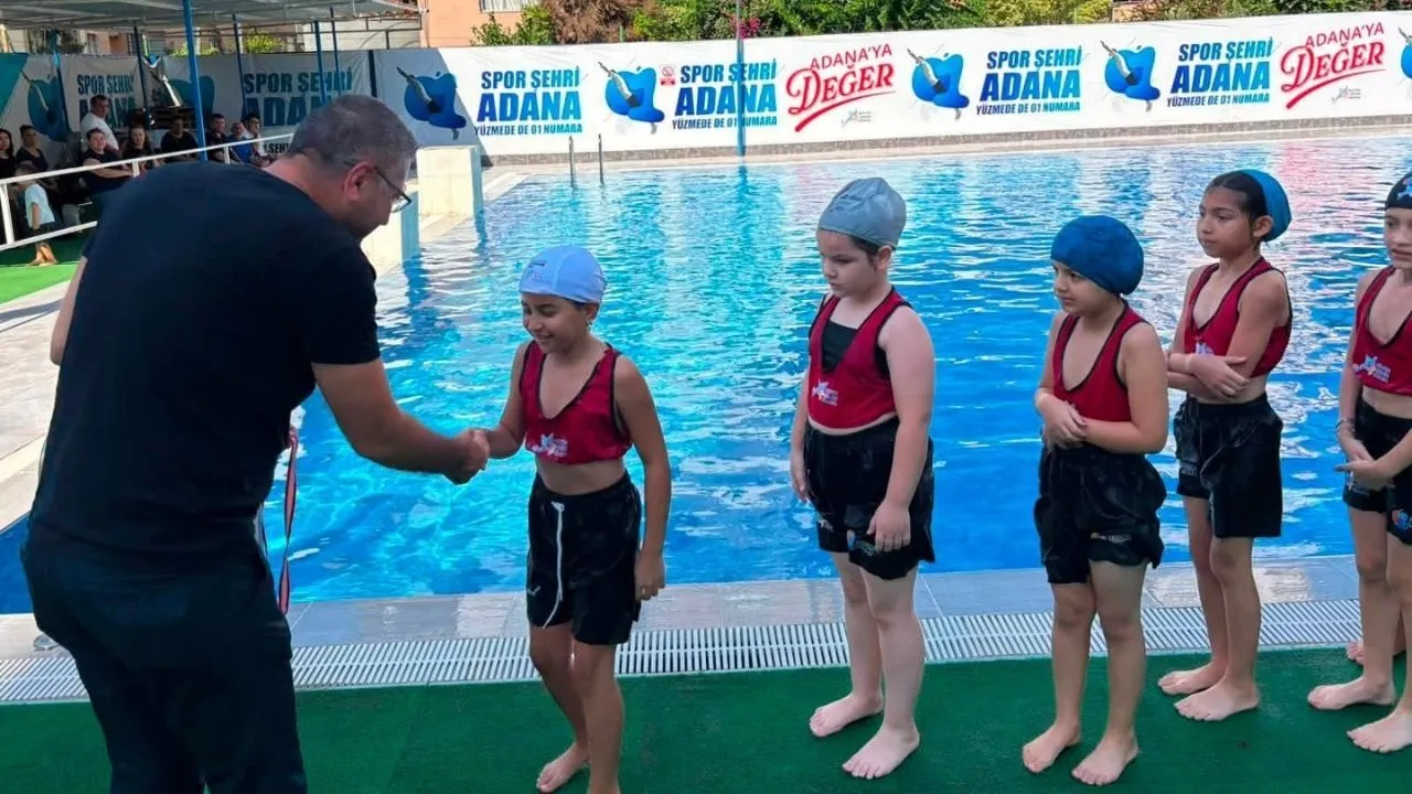 Adana Büyükşehir’in yüzme eğitimlerinde başarı: Minik sporcular ödüllendirildi