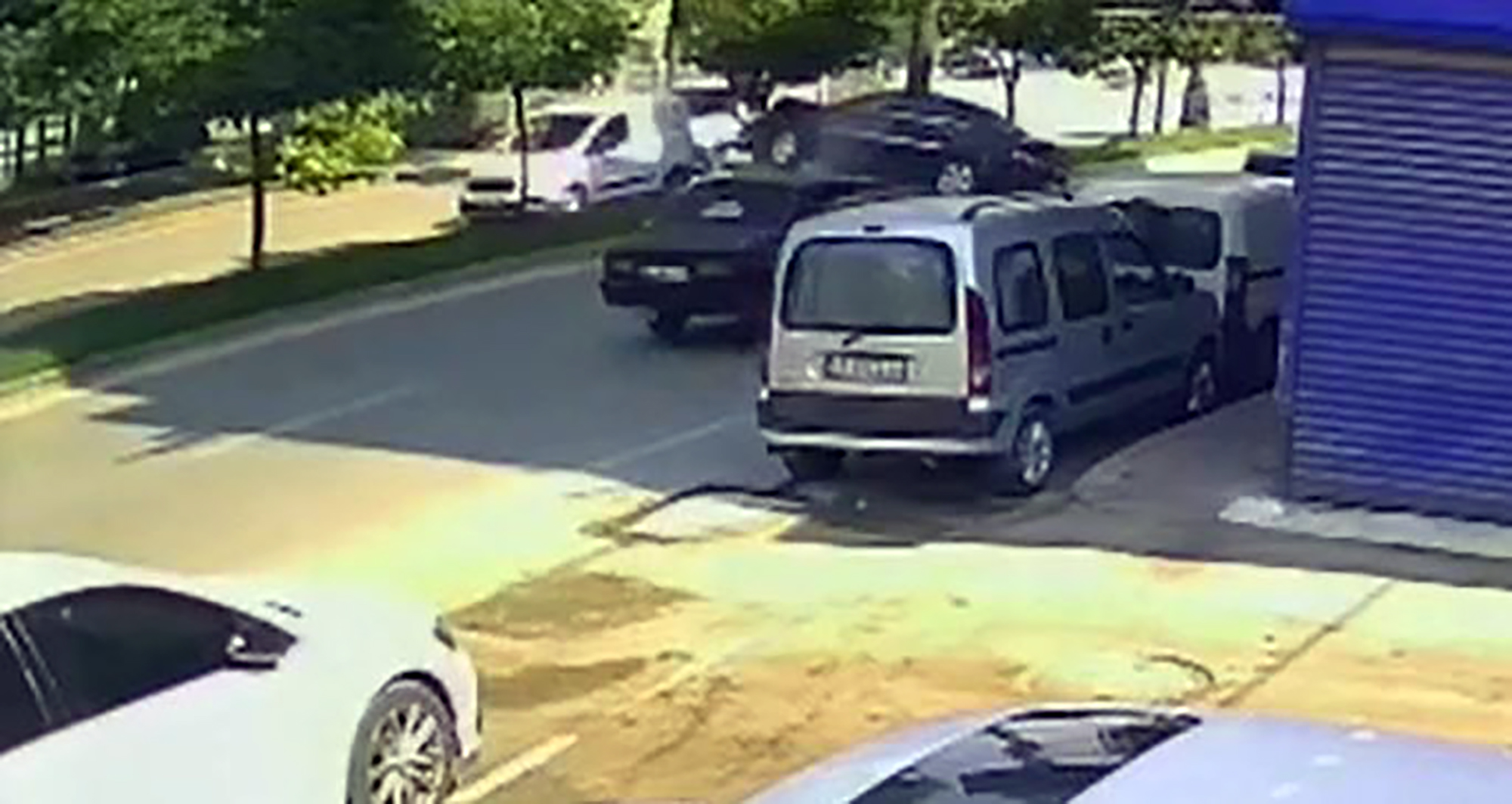 Adana'da kontrolden çıkan otomobil ağaca çarptı: 3’ü çocuk 7 kişi yaralandı