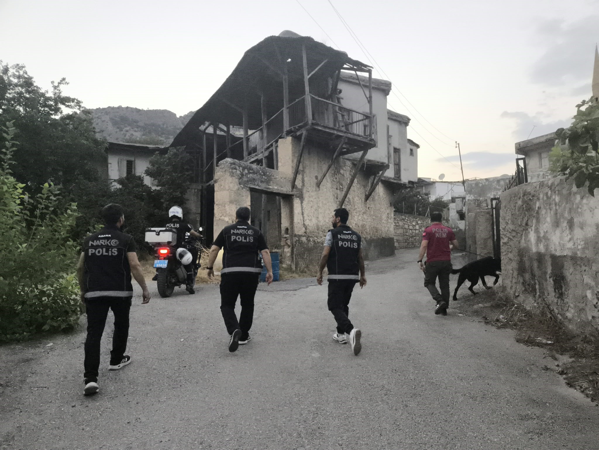 Kozan’da “Güven” denetimleri: Terör suçundan aranan 1 kişi yakalandı