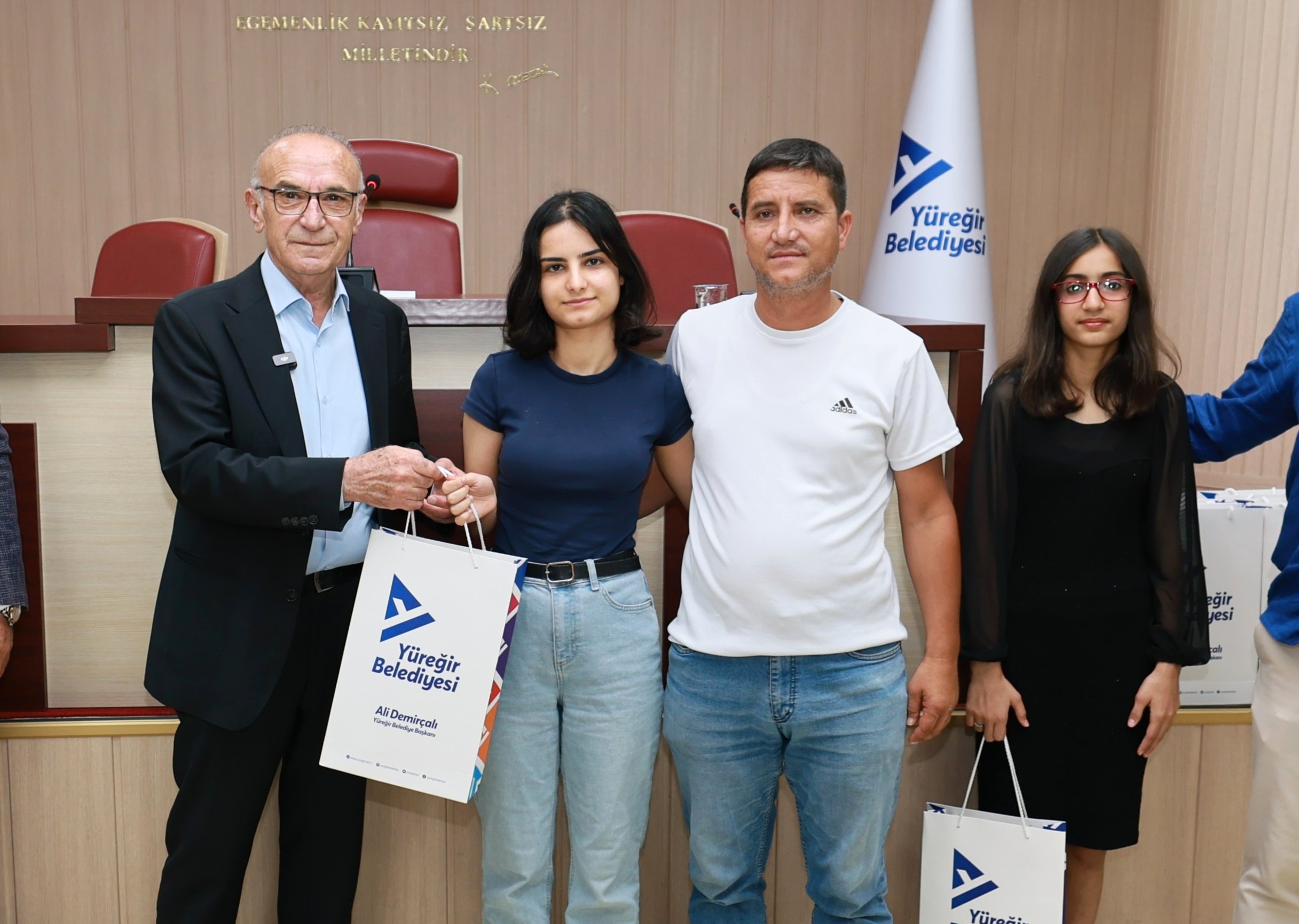 Yüreğir’de başarılı öğrencilere tablet ödülü