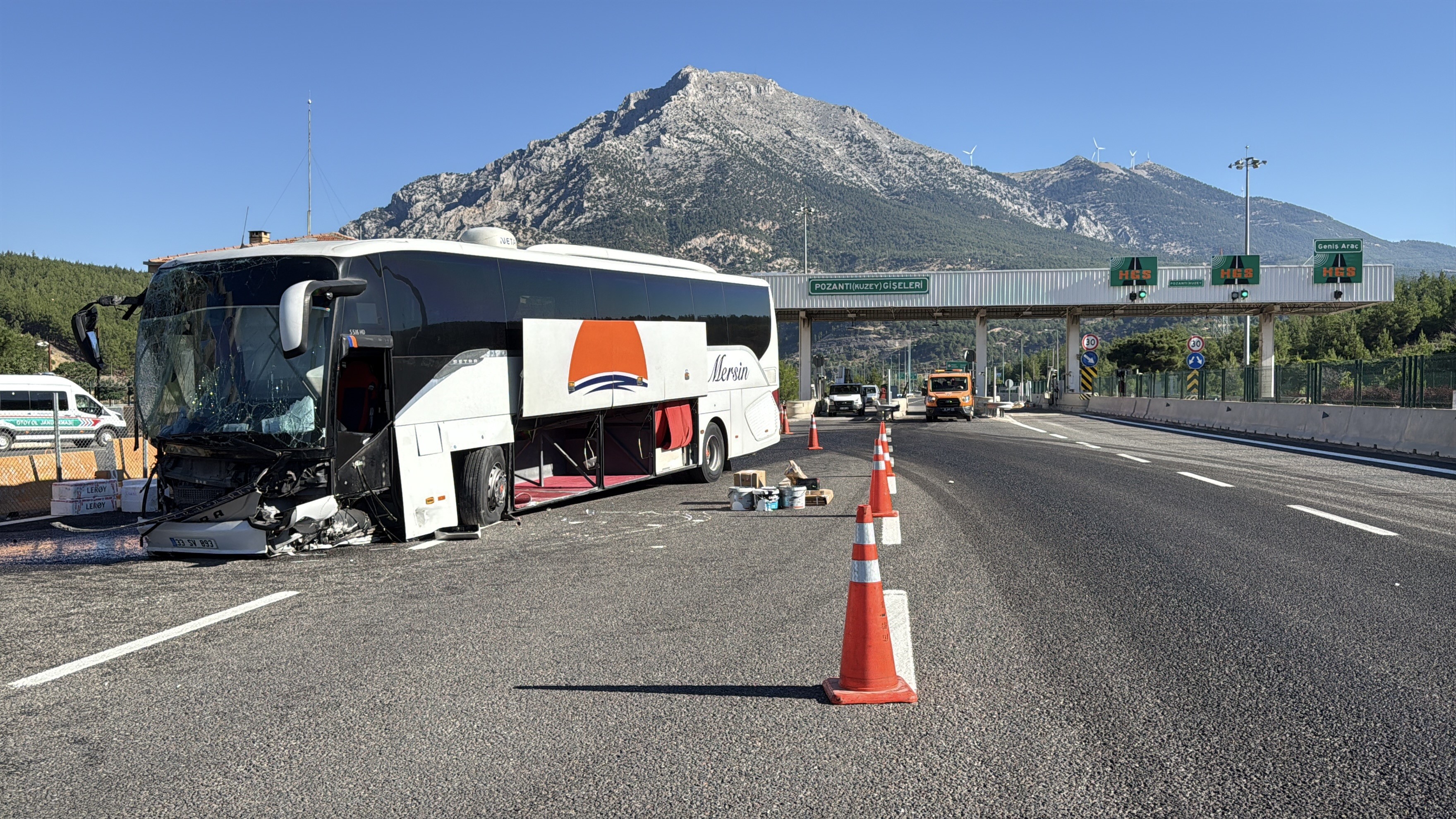 Pozantı’da yolcu otobüsü bariyere çarptı: 5 kişi yaralandı