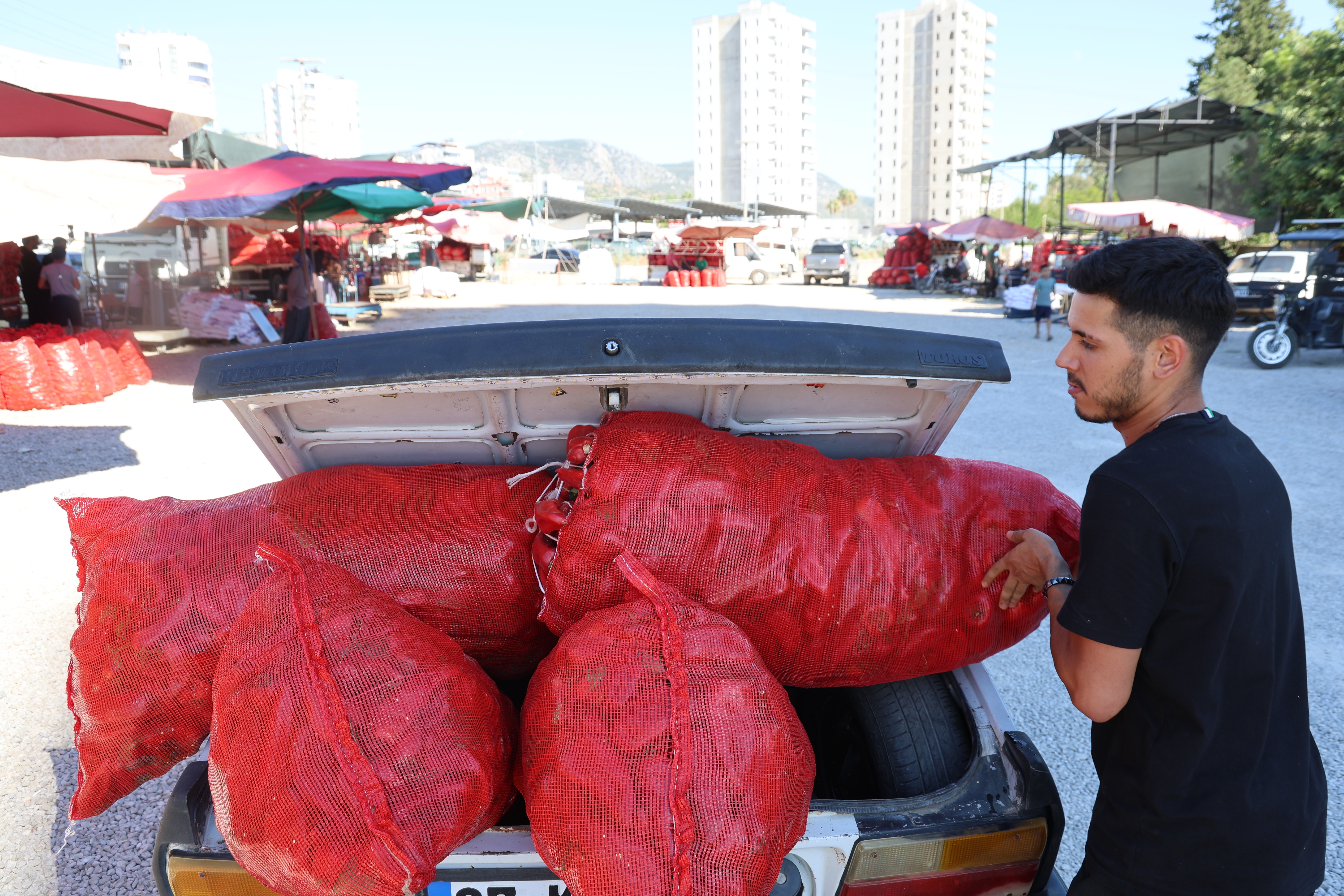 Kozan'da biber mesaisi başladı: 40 yıllık Toros otomobiller biber nakliye aracına dönüştü