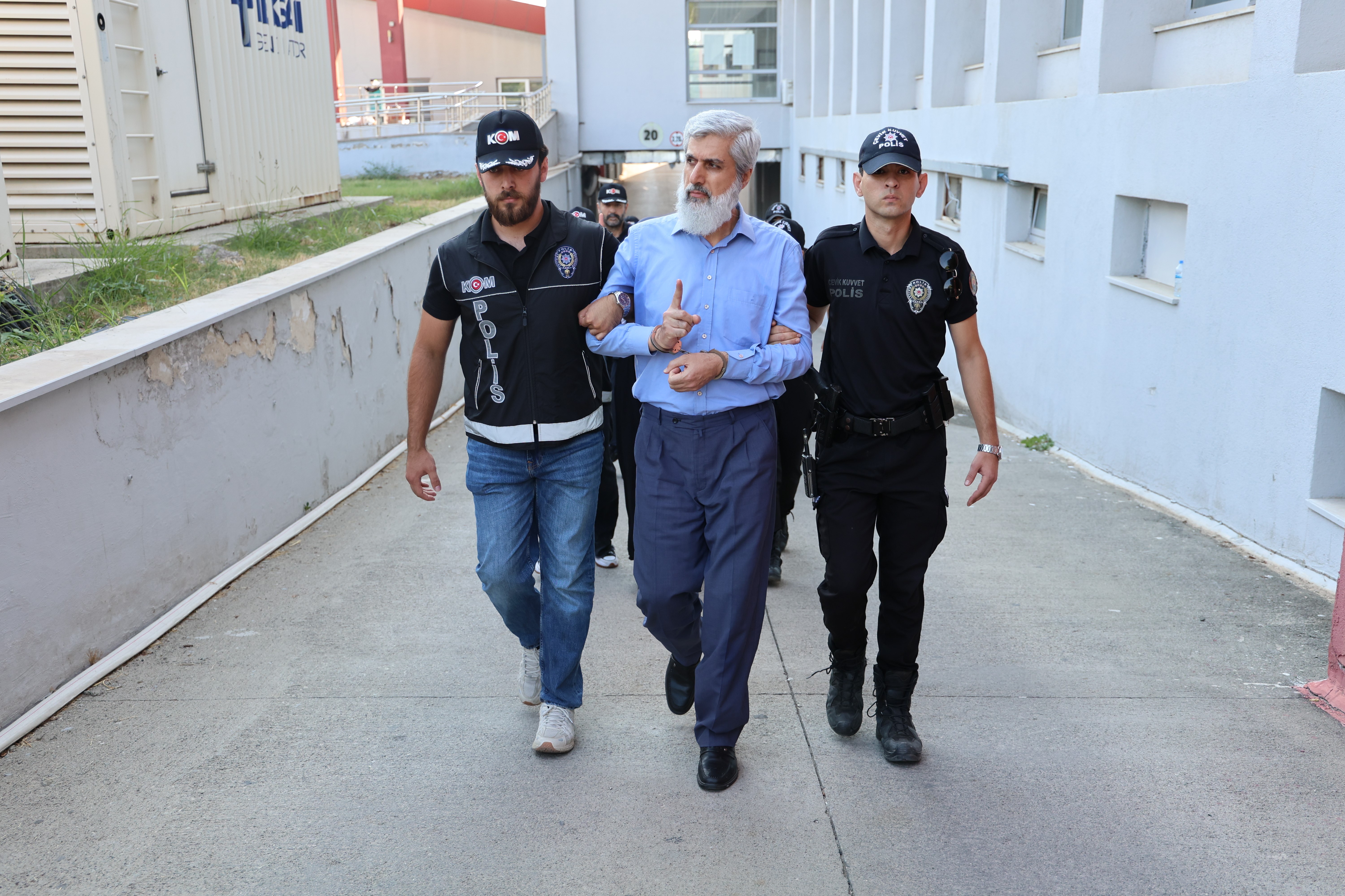 Alparslan Kuytul ve eşi Semra Kuytul’un da aralarında bulunduğu 56 şüpheli adliyeye sevk edildi