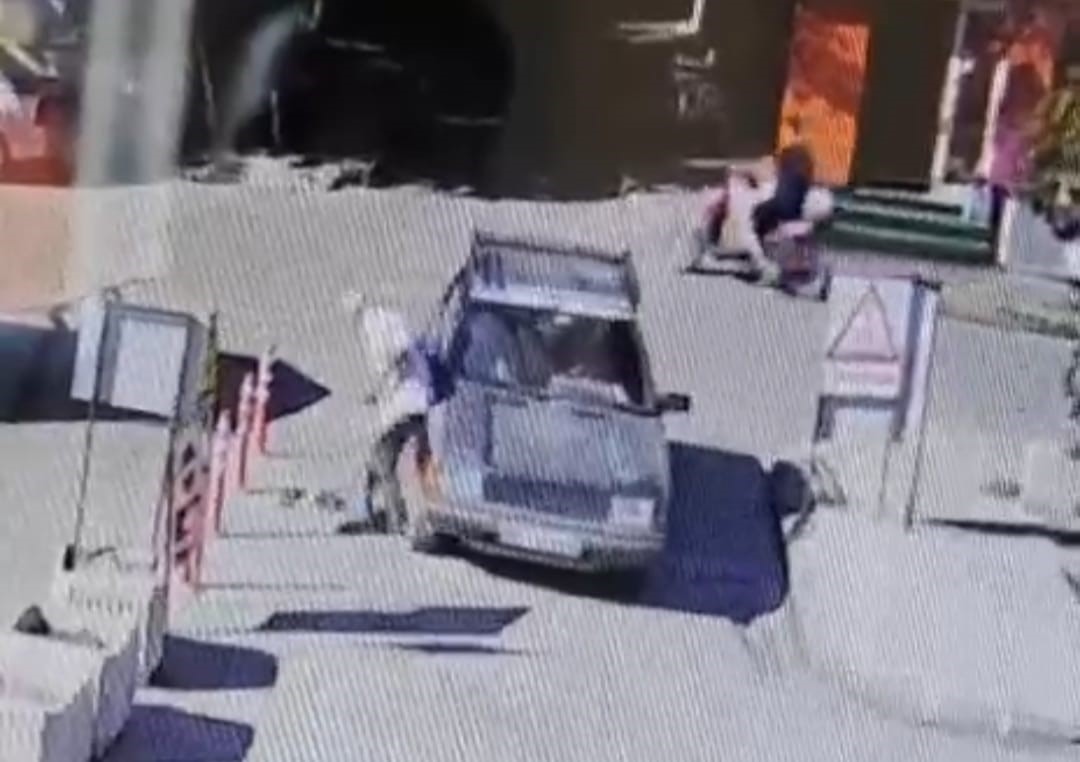 Kozan’da otomobilin çarptığı 83 yaşındaki adamın ayağı kırıldı: Sürücü durmadan yoluna devam etti