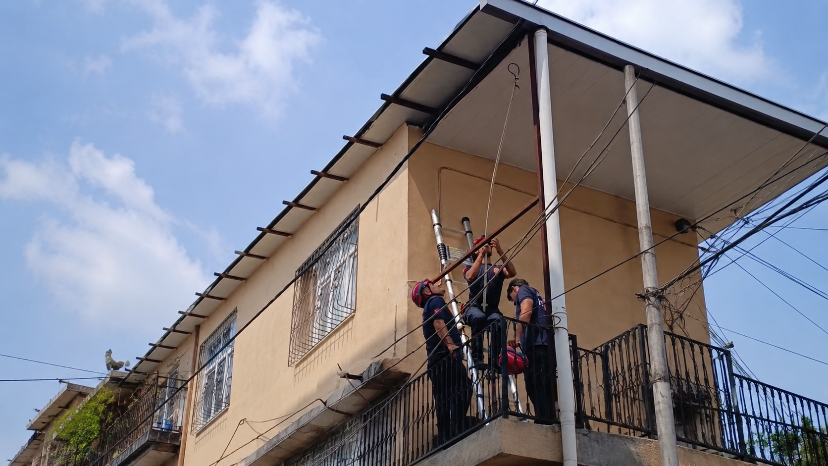 Yüreğir’de bir evin tavanına sıkıştı: Güvercini itfaiye kurtardı