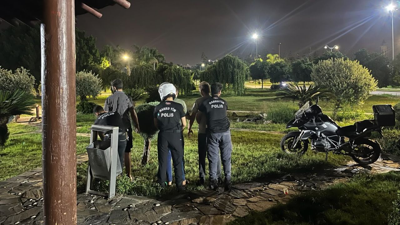 Adana’da narkotik ekiplerinden parklarda denetim