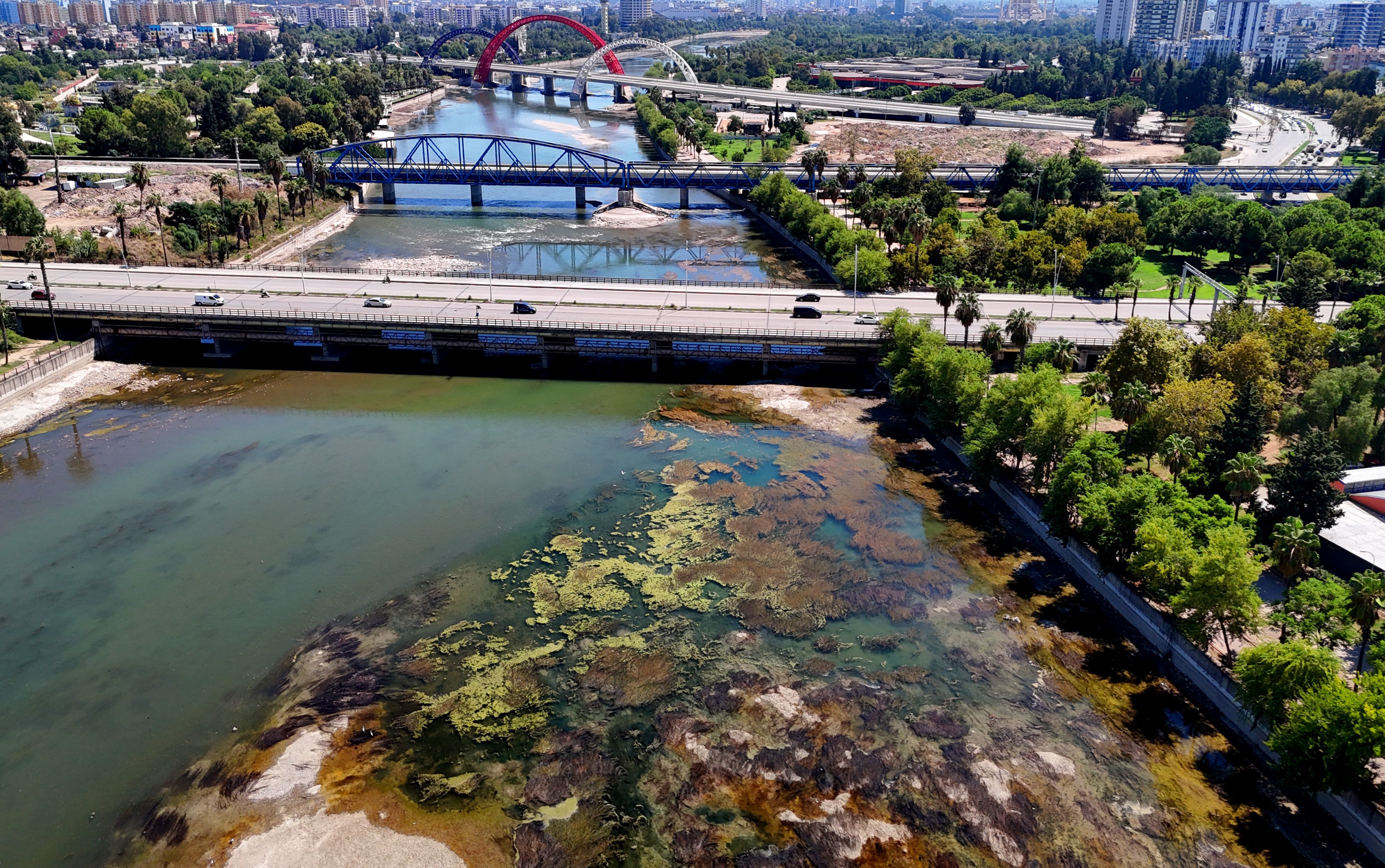 Seyhan Nehri’nde sular çekildi, kirlilik ortaya çıktı