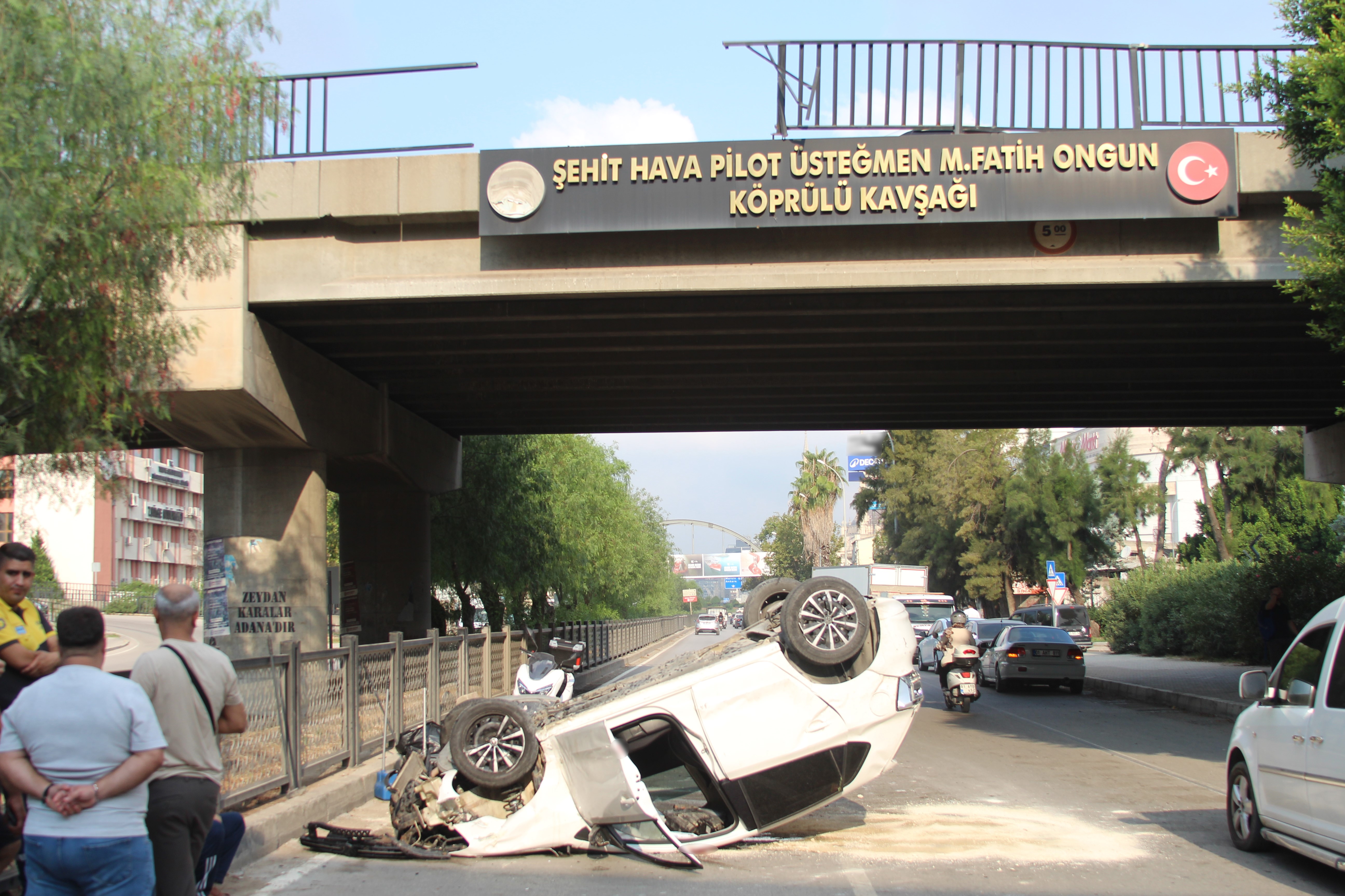 Yüreğir’de otomobil köprüden yola düştü: Sürücü yaralandı