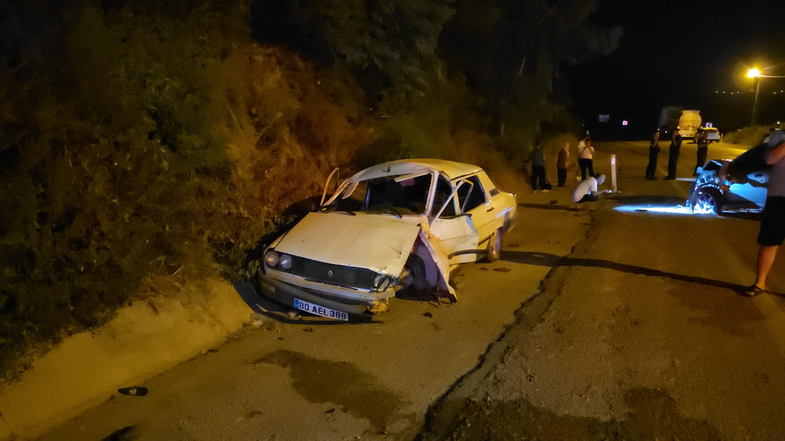 Kozan-Feke kara yolunda iki otomobil çarpıştı: 4 kişi yaralandı
