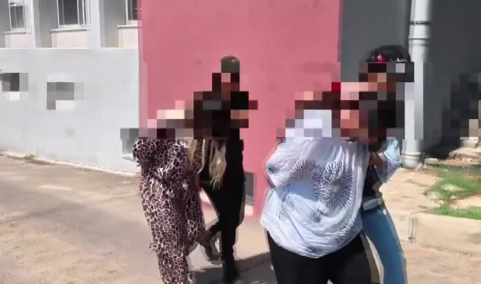 Adana’da kadın kuryeler uyuşturucuyu yutarak taşıdı: Midelerinden 140 kapsül çıktı
